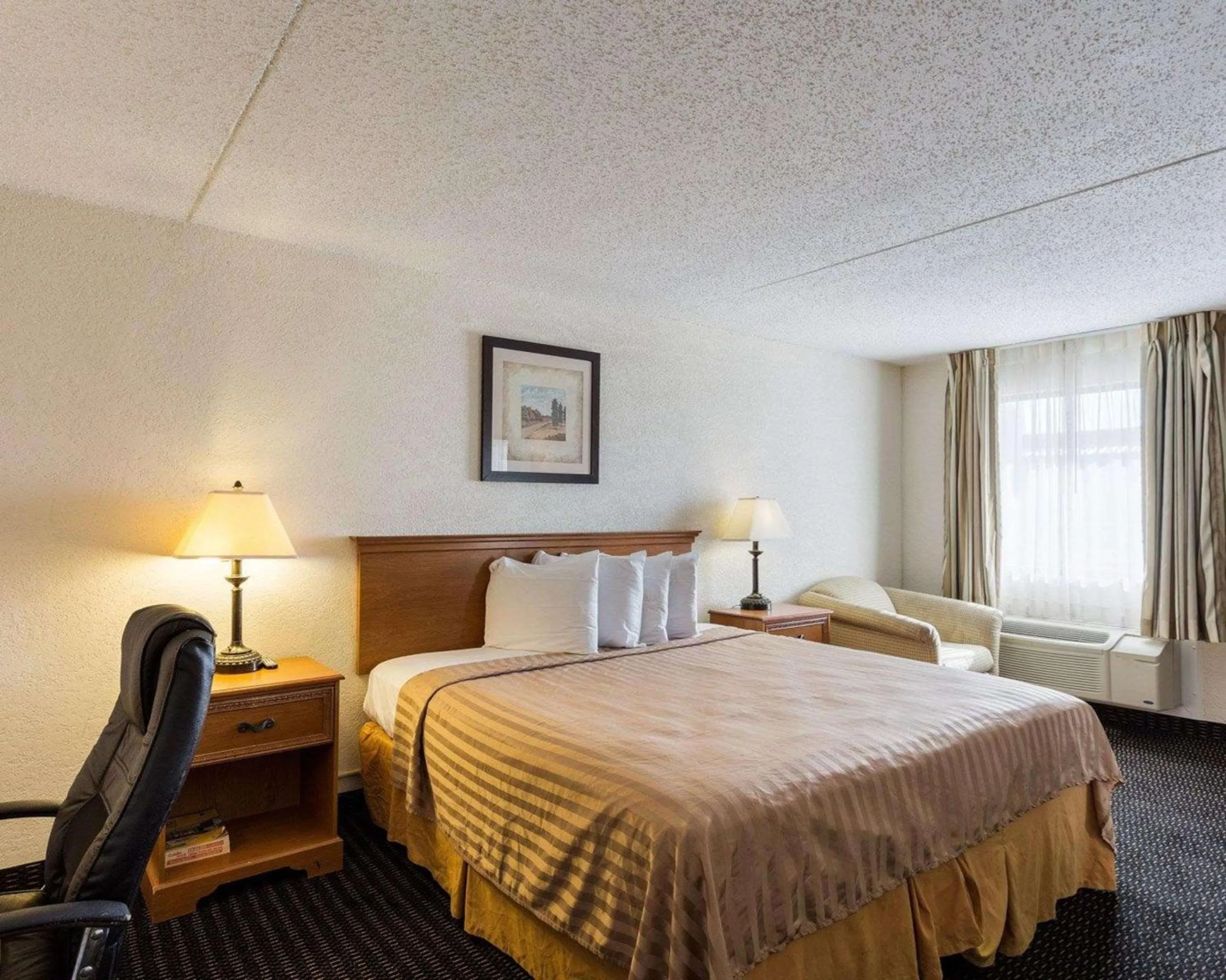 Photo of the whole room, Bed in Sunrise Inn & Suites New Orleans