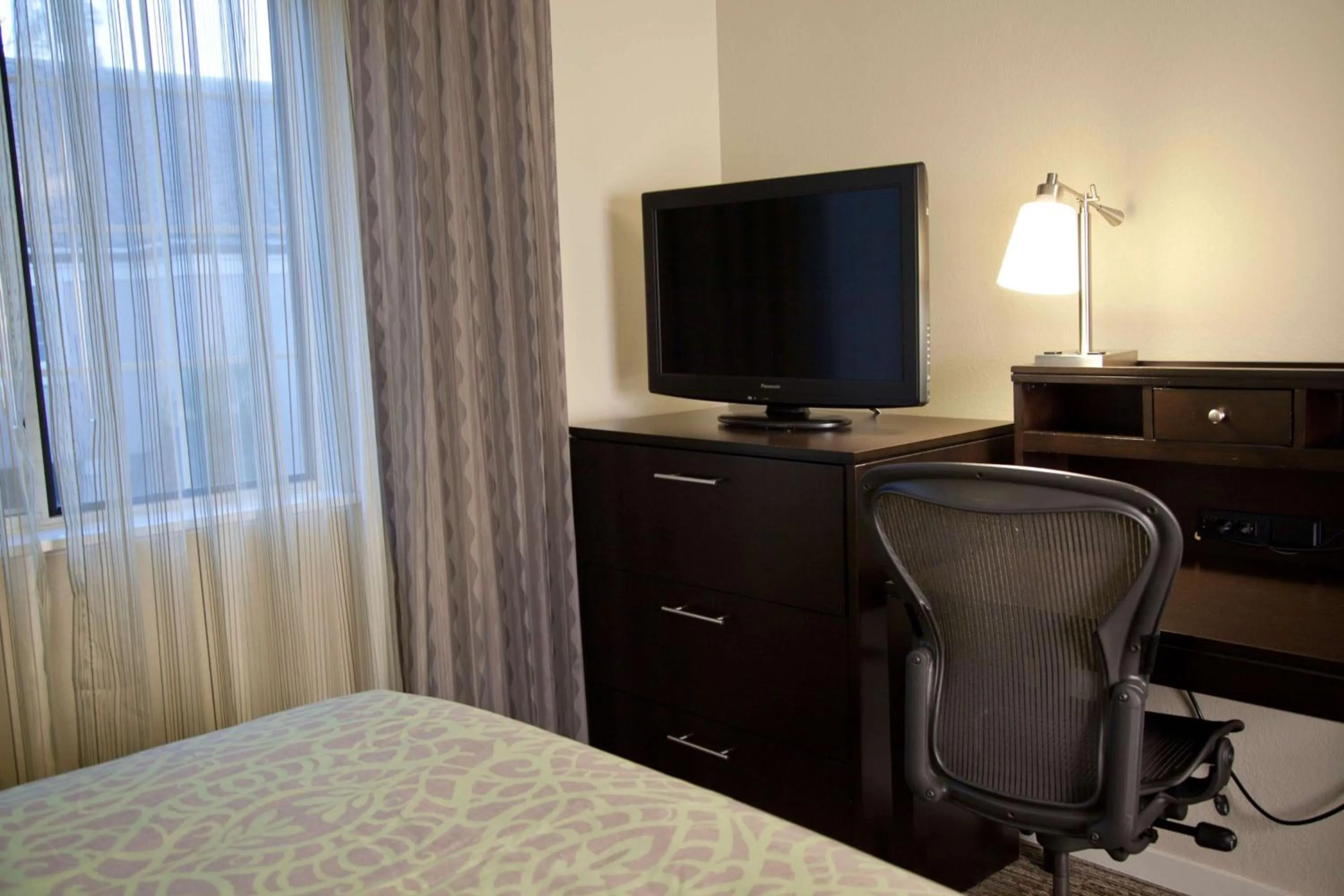TV and multimedia, Bed in Sonesta ES Suites San Francisco Airport San Bruno