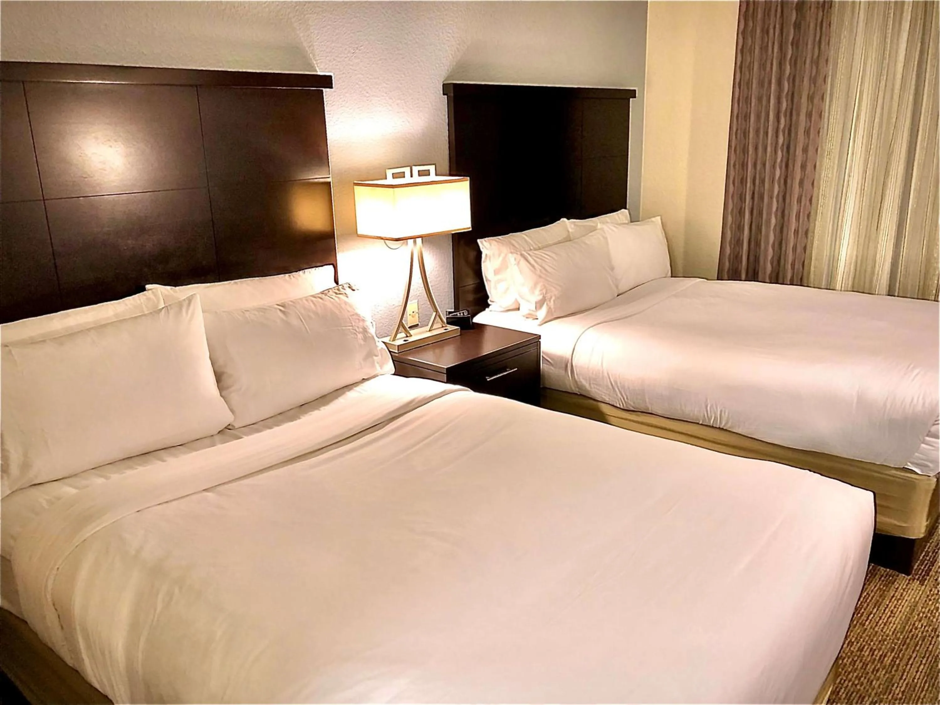 Bed in Sonesta ES Suites San Francisco Airport San Bruno
