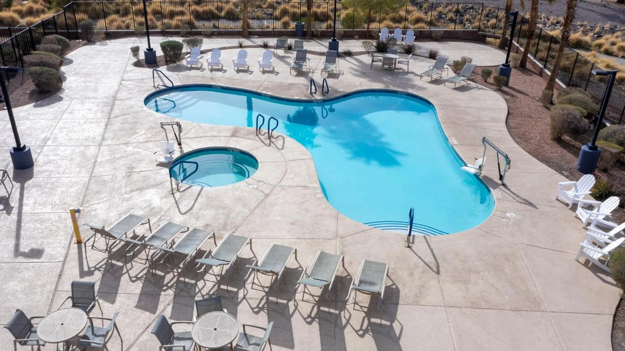 Swimming pool in Holiday Inn Express Hotel and Suites - Henderson by IHG