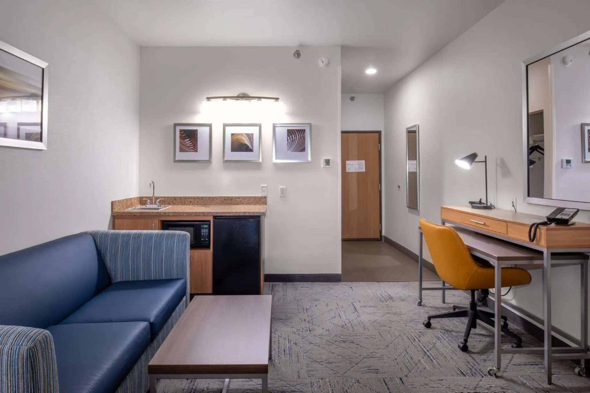 Photo of the whole room in Holiday Inn Express Hotel and Suites - Henderson by IHG