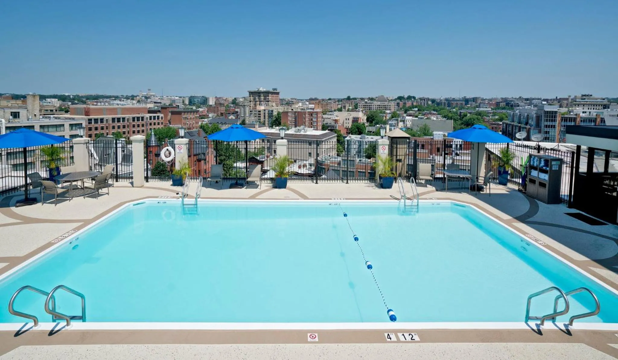 Swimming pool in Holiday Inn Washington-Central/White House by IHG