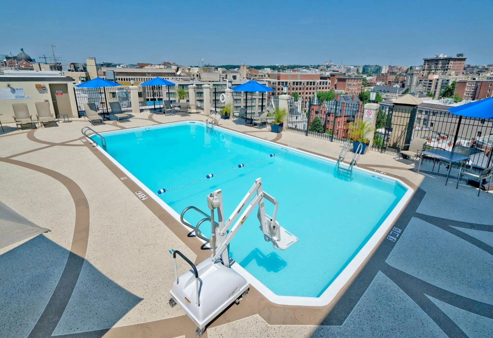 Swimming pool in Holiday Inn Washington-Central/White House by IHG