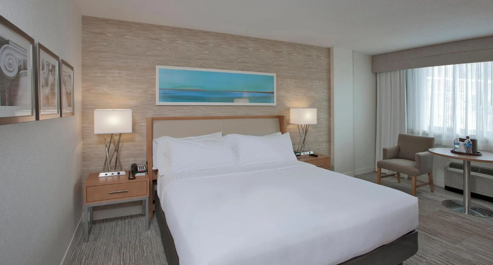 Photo of the whole room, Bed in Holiday Inn Washington-Central/White House by IHG