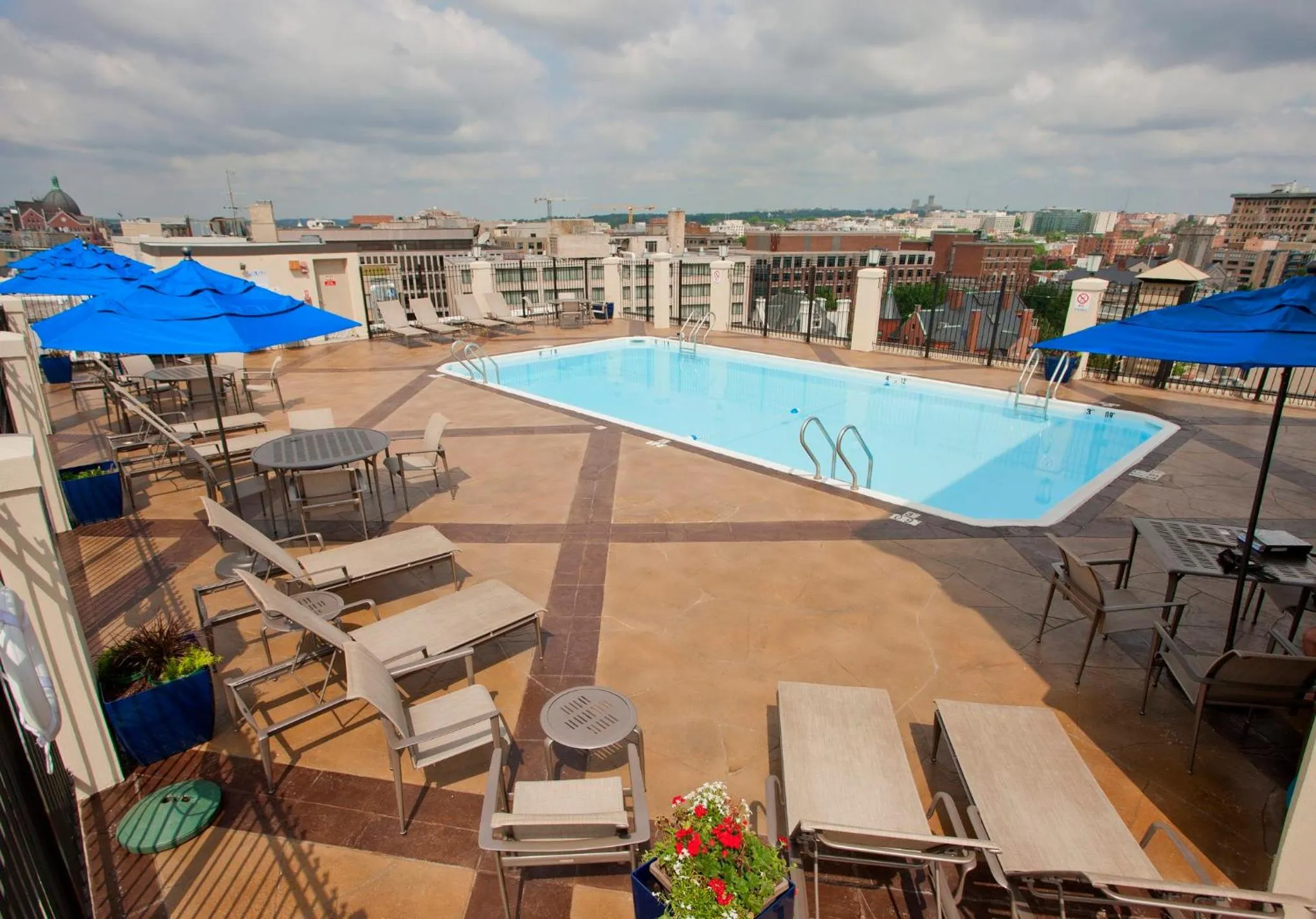 Swimming pool in Holiday Inn Washington-Central/White House by IHG