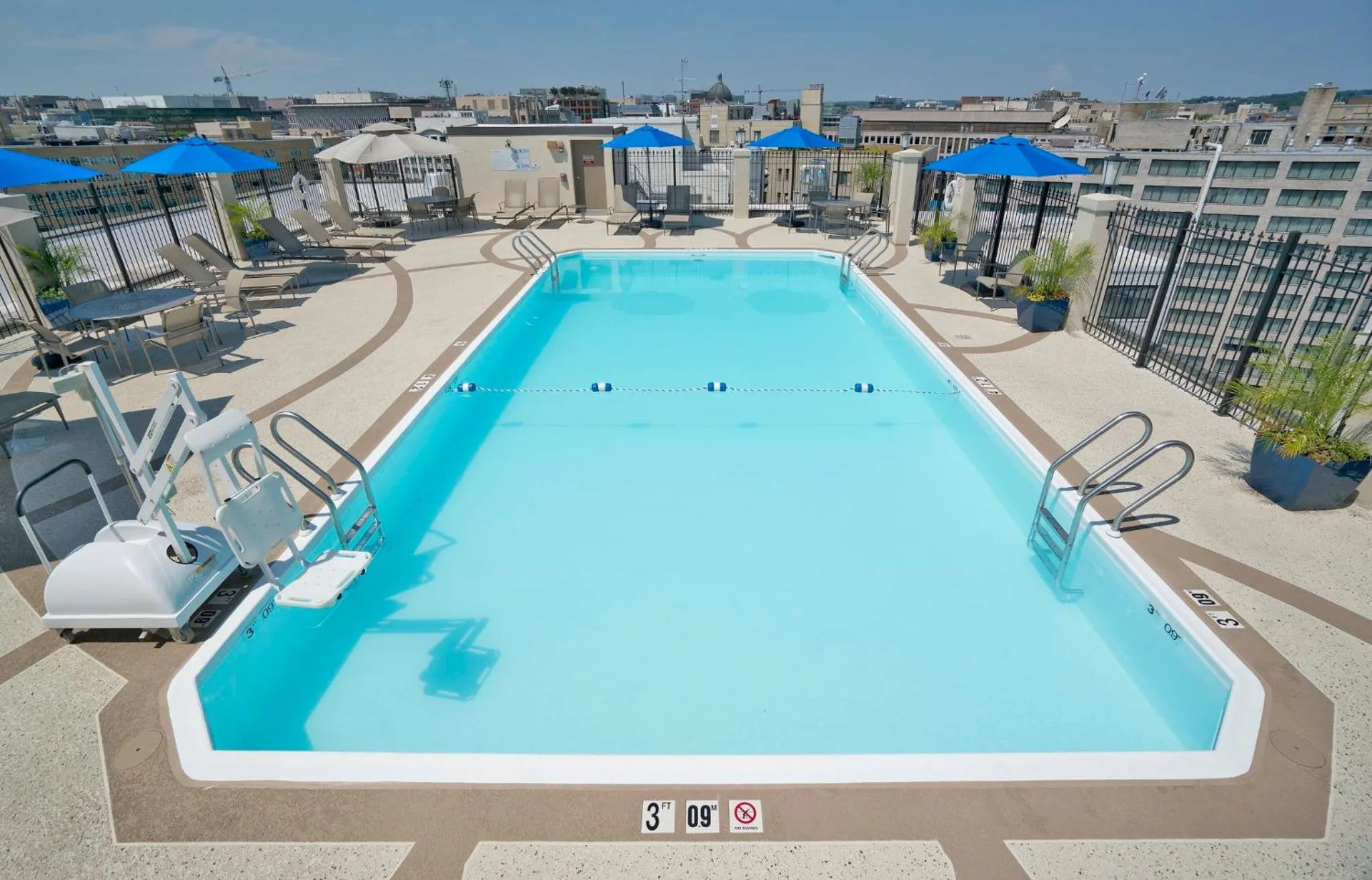 Swimming pool in Holiday Inn Washington-Central/White House by IHG