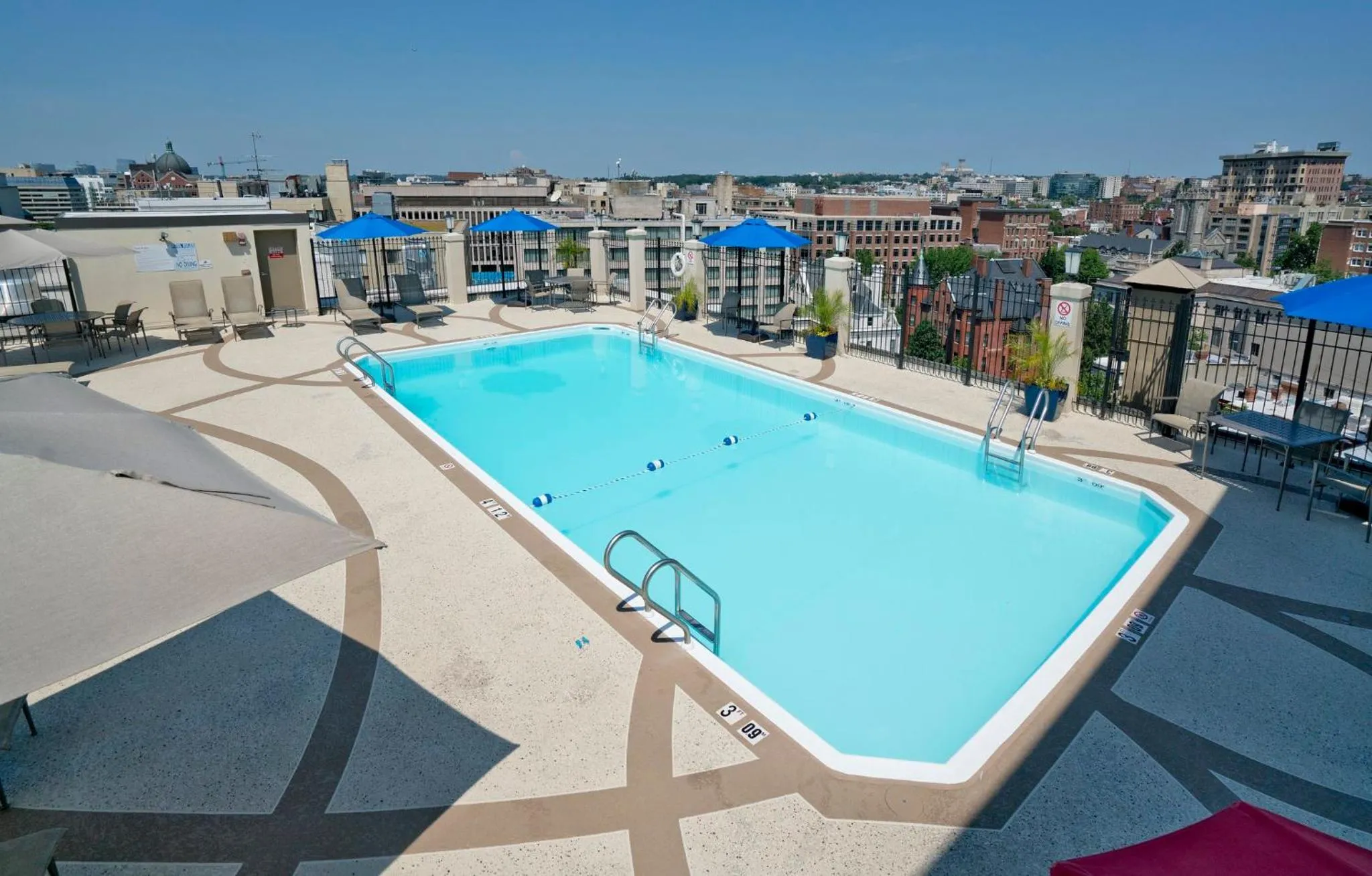 Swimming pool in Holiday Inn Washington-Central/White House by IHG