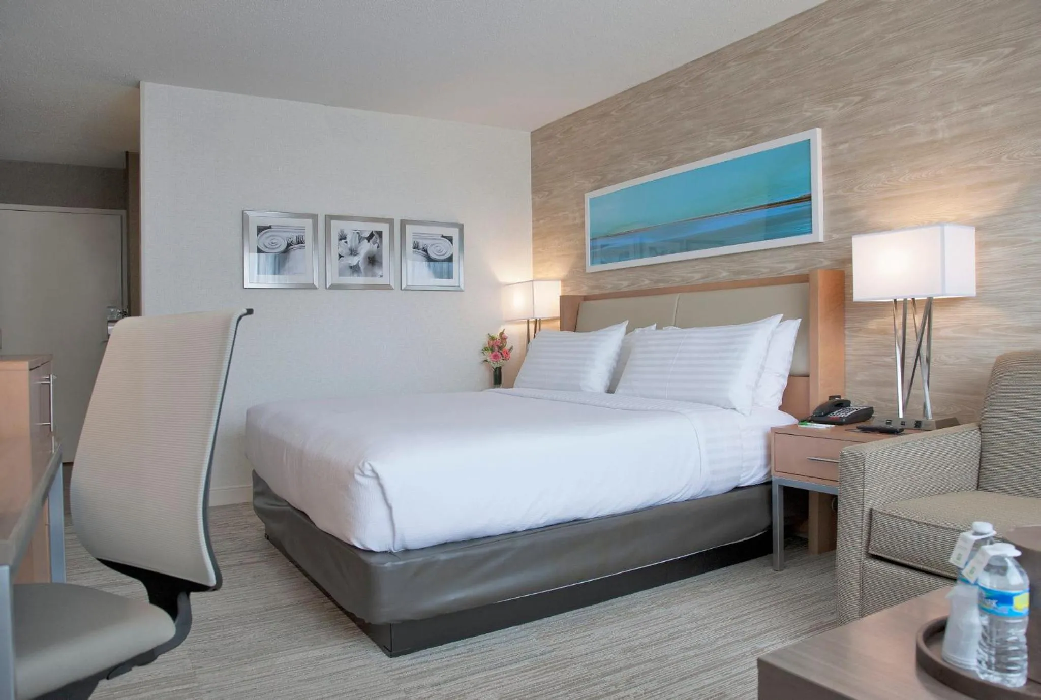 Photo of the whole room, Bed in Holiday Inn Washington-Central/White House by IHG