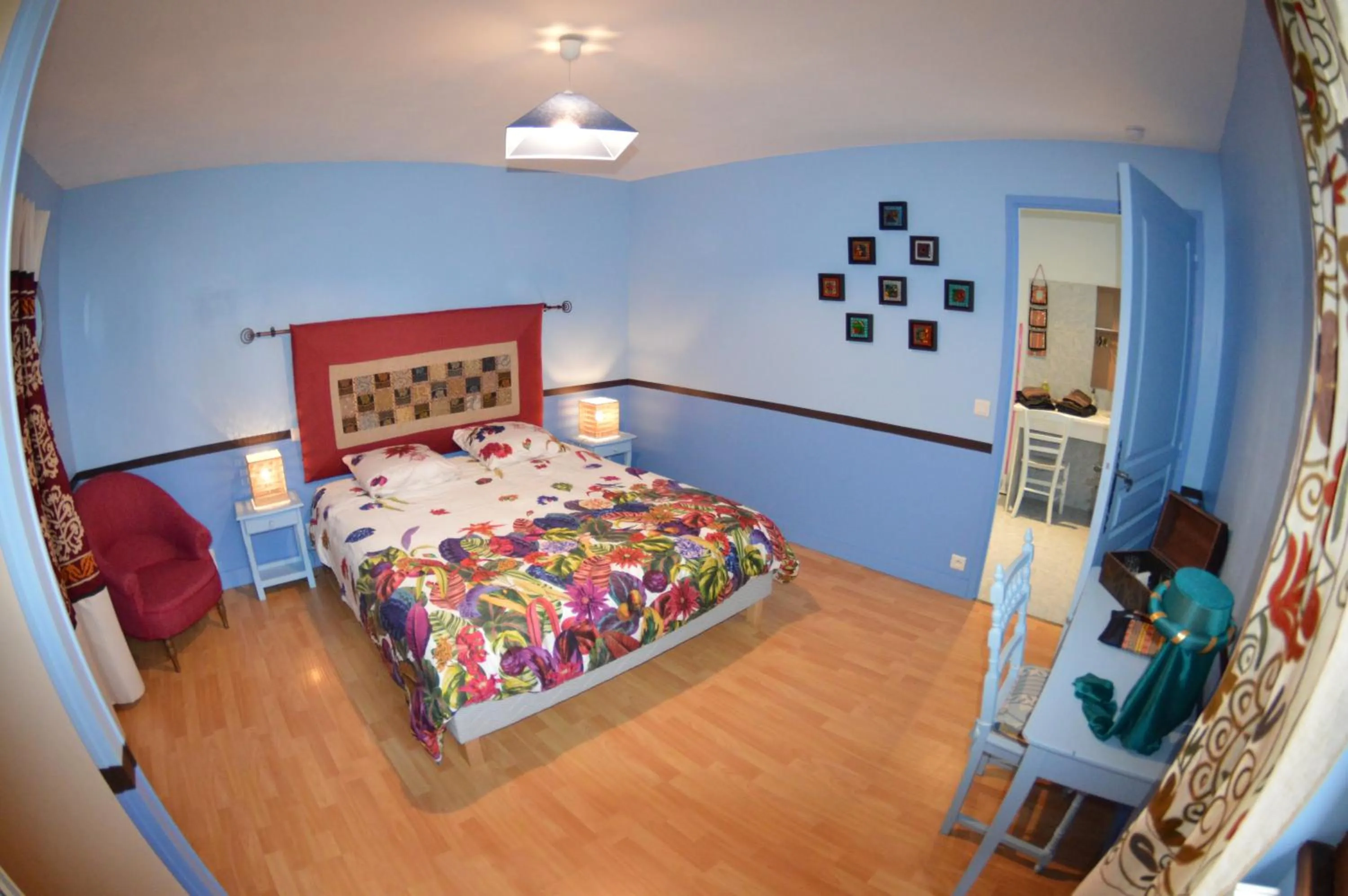 Photo of the whole room, Bed in Les Deux Tours