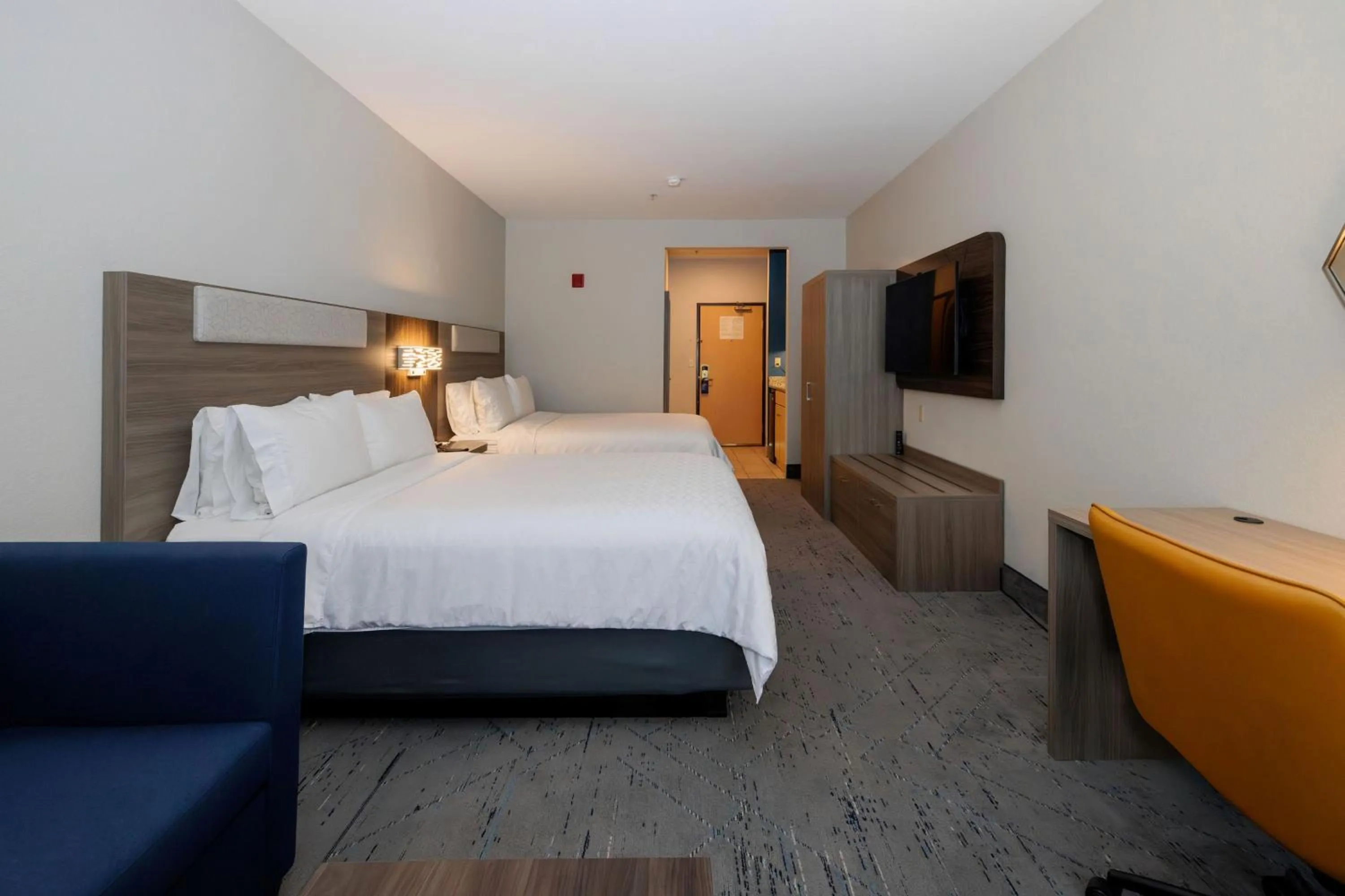 Photo of the whole room, Bed in Holiday Inn Express Berkeley by IHG