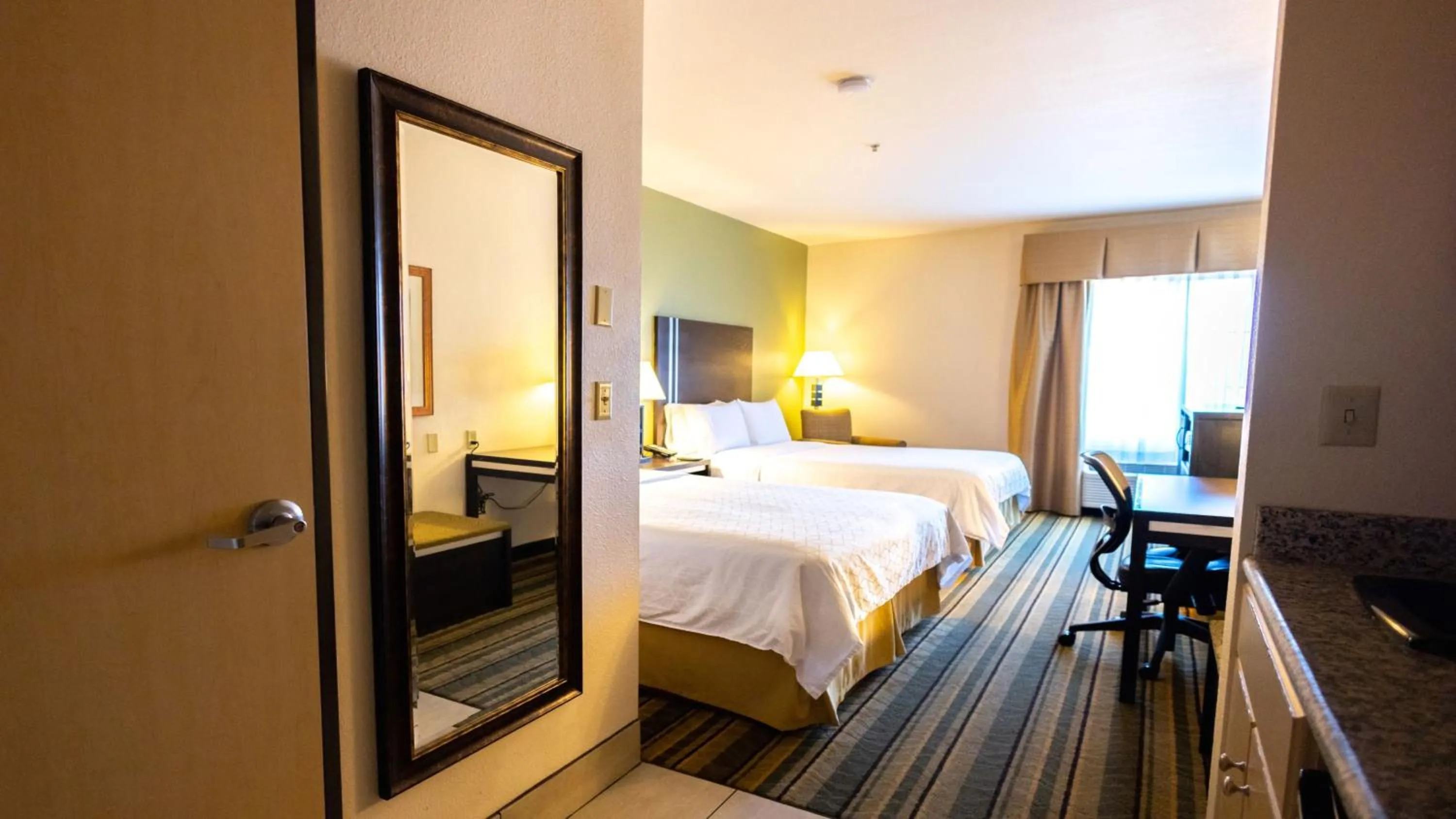 Photo of the whole room, Bed in Holiday Inn Express Berkeley by IHG