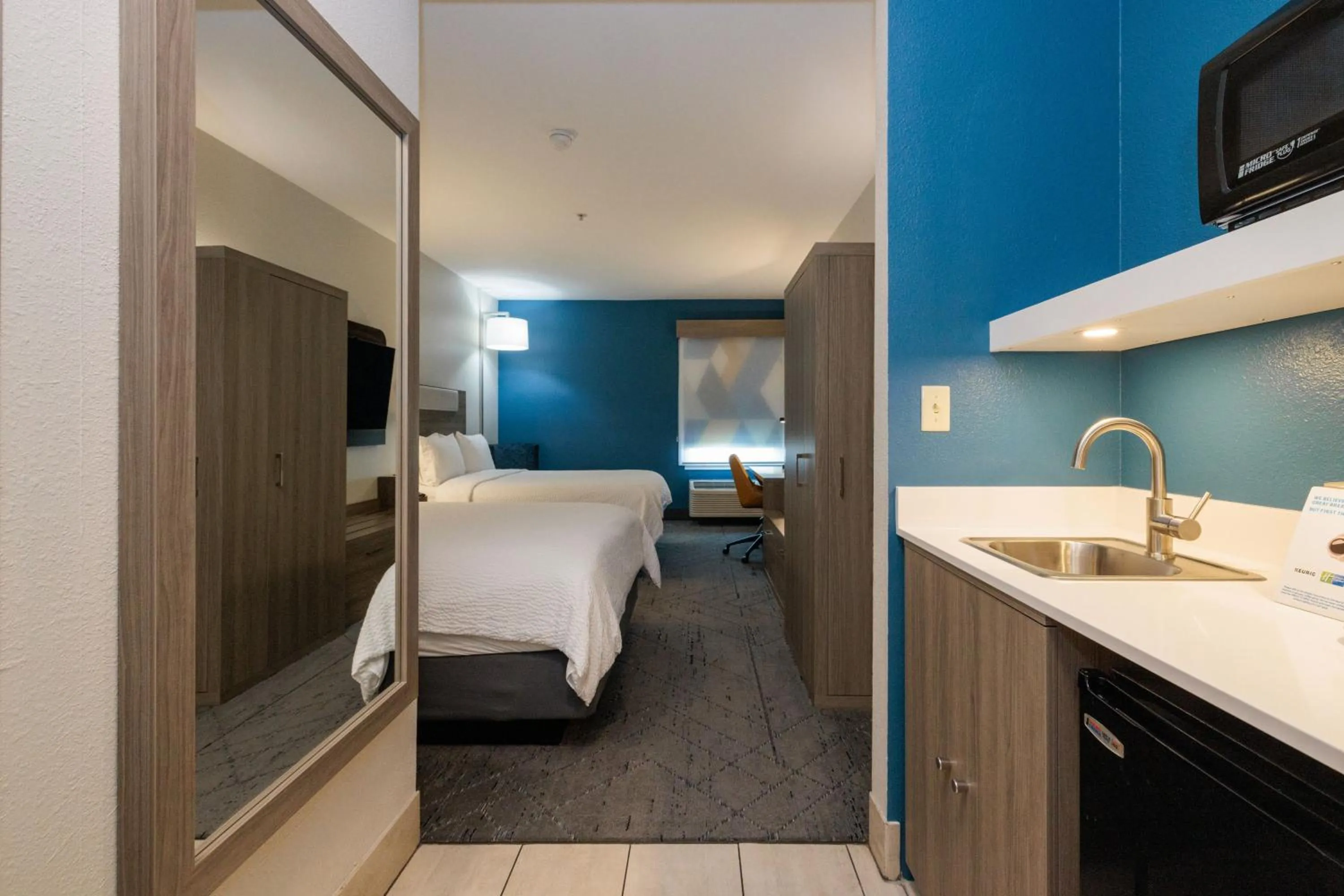 Photo of the whole room, Bed in Holiday Inn Express Berkeley by IHG