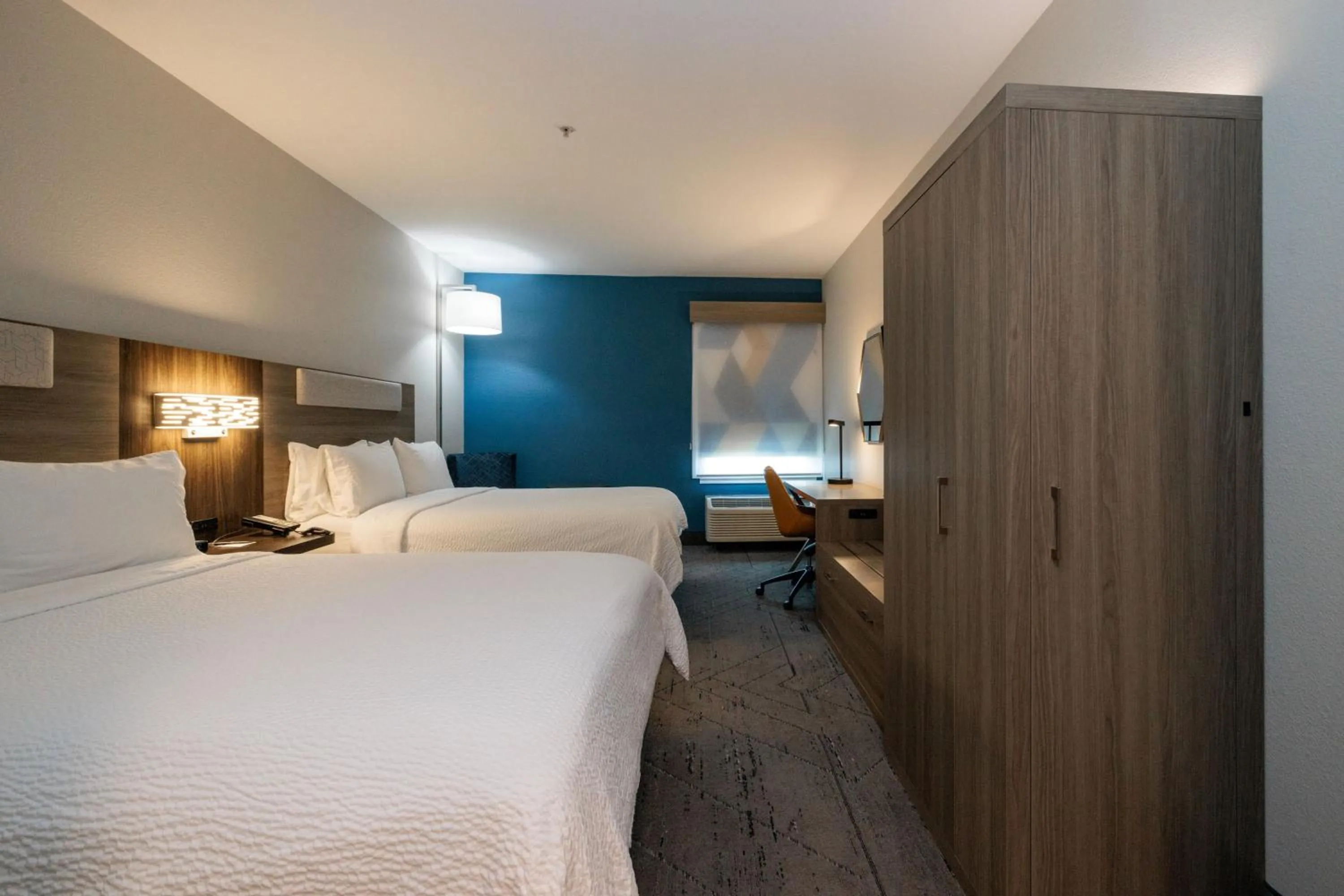 Photo of the whole room, Bed in Holiday Inn Express Berkeley by IHG
