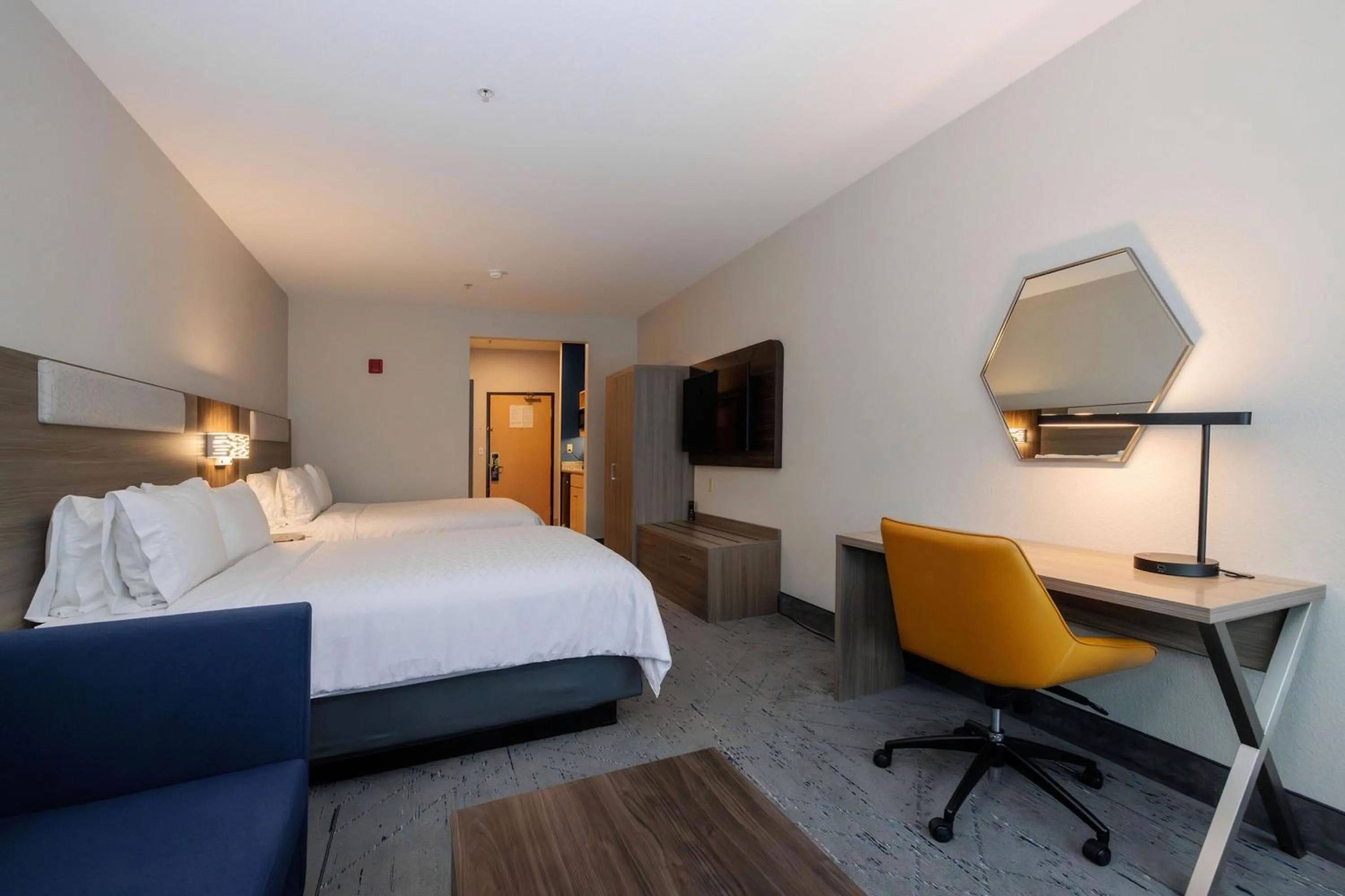 Photo of the whole room, Bed in Holiday Inn Express Berkeley by IHG