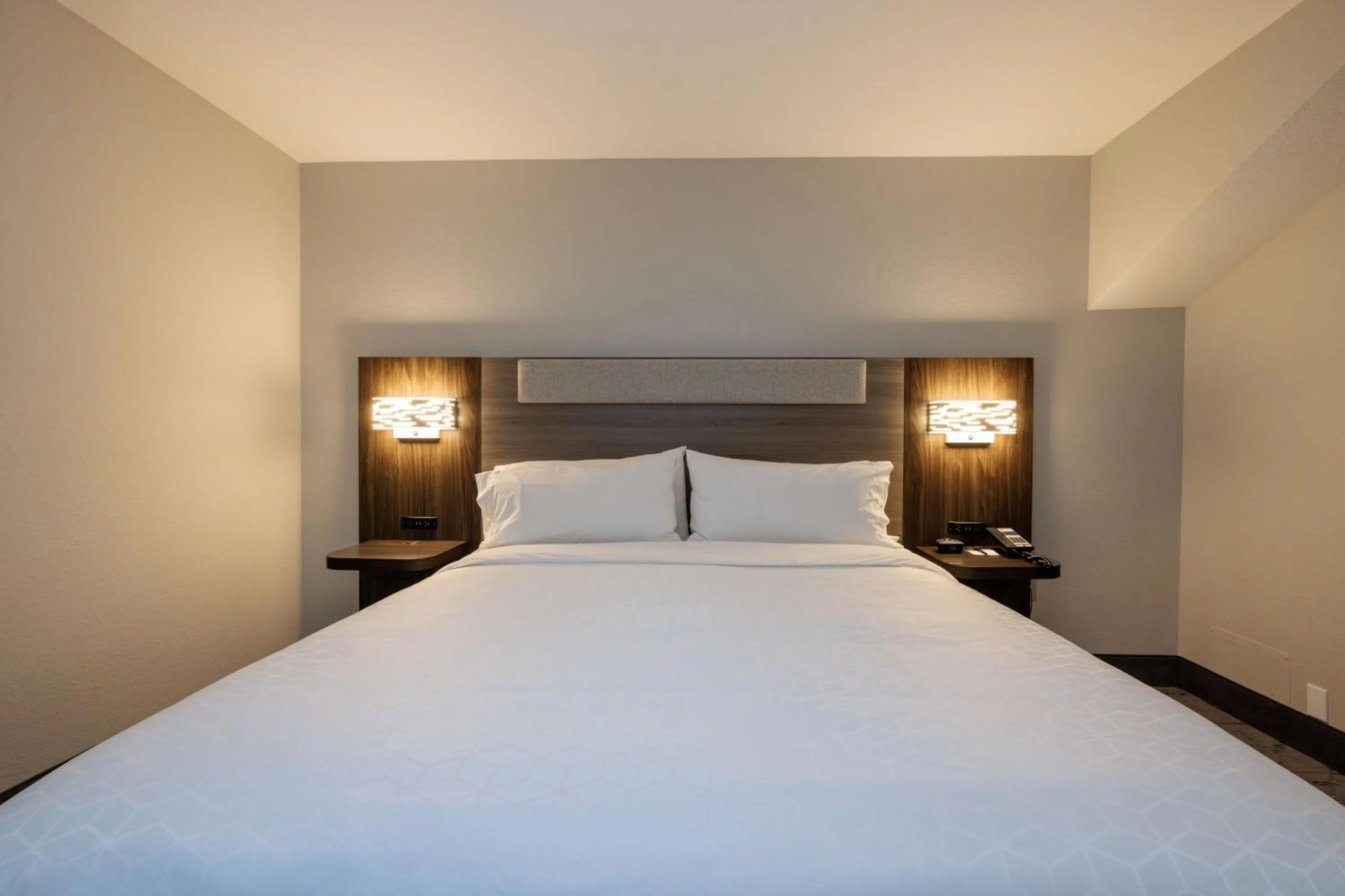 Bedroom, Bed in Holiday Inn Express Berkeley by IHG