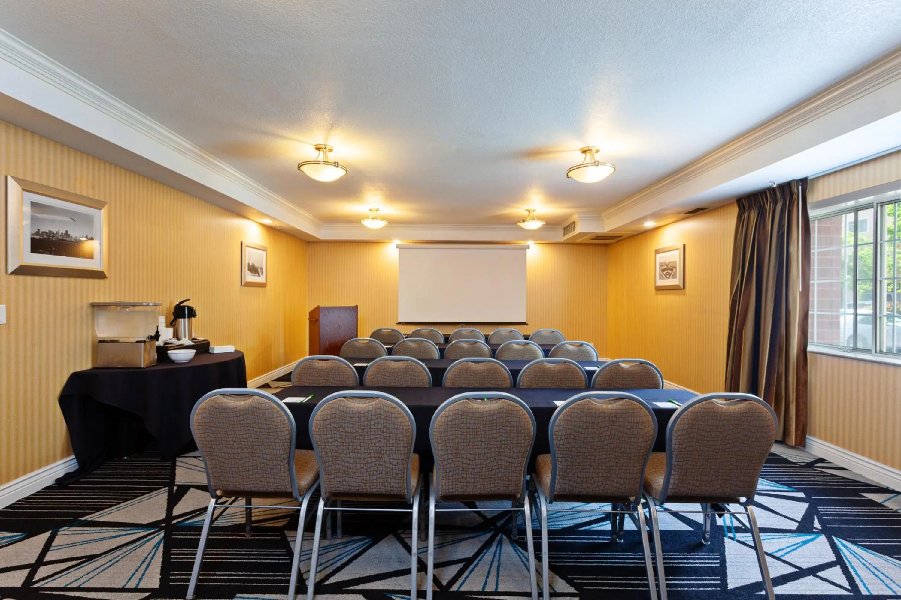 Meeting/conference room in Holiday Inn & Suites San Mateo - SFO by IHG
