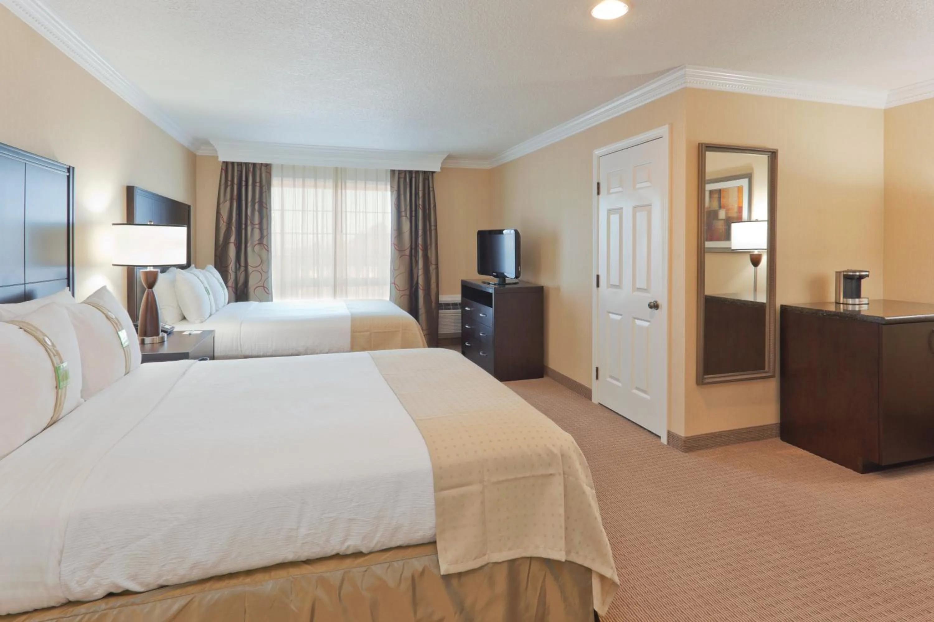 Photo of the whole room, Bed in Holiday Inn & Suites San Mateo - SFO by IHG