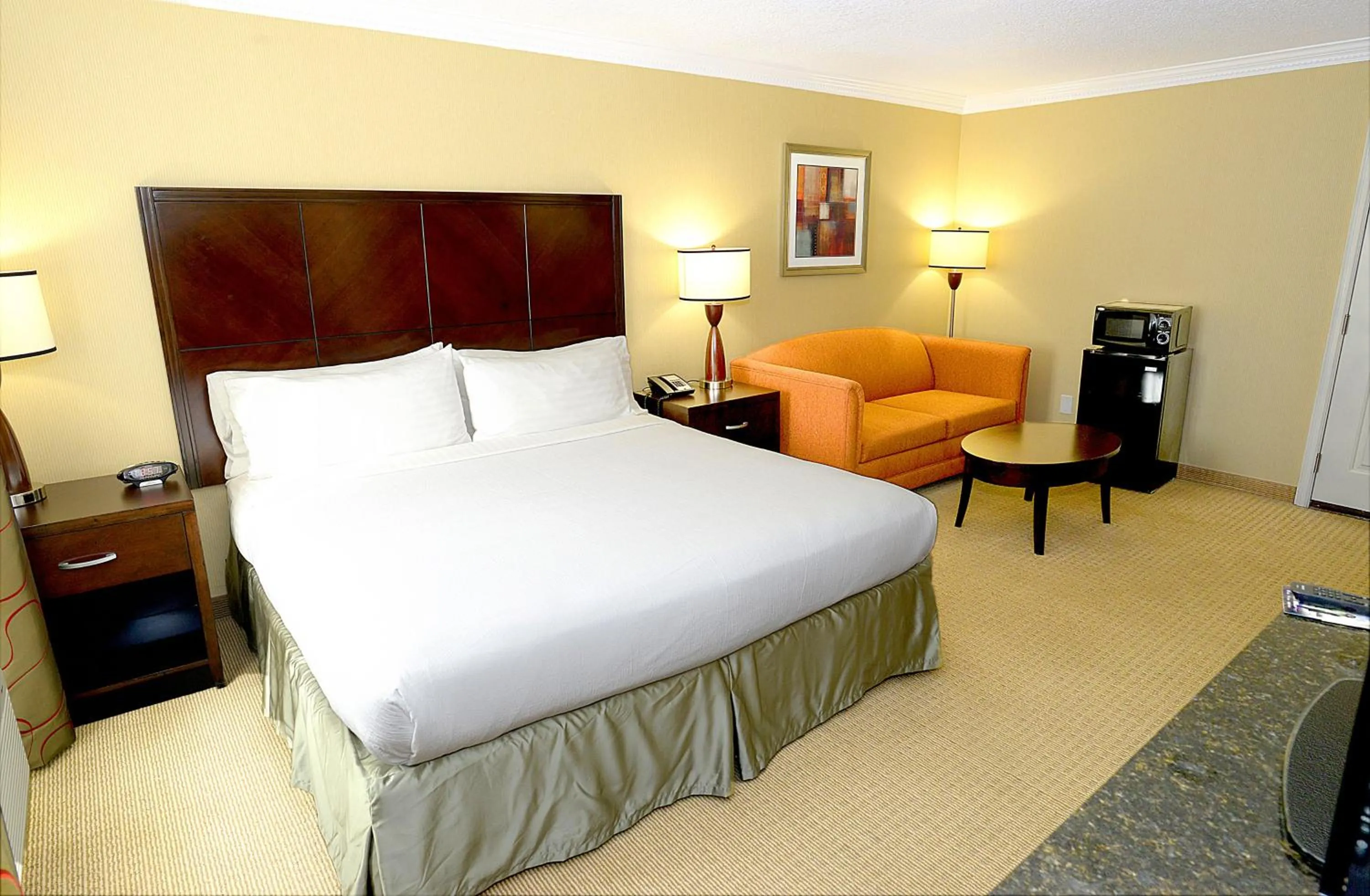 Photo of the whole room, Bed in Holiday Inn & Suites San Mateo - SFO by IHG