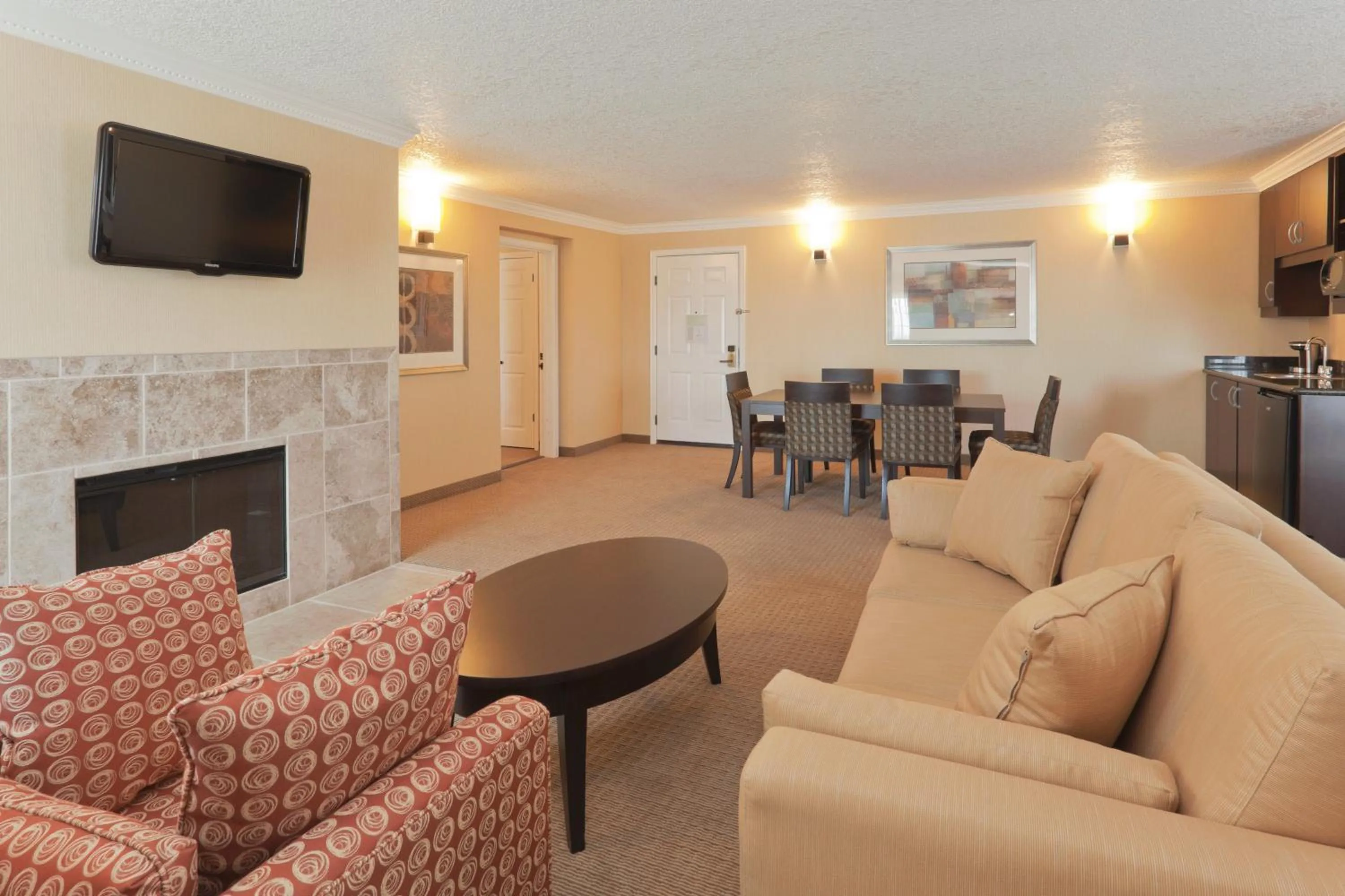 Photo of the whole room in Holiday Inn & Suites San Mateo - SFO by IHG