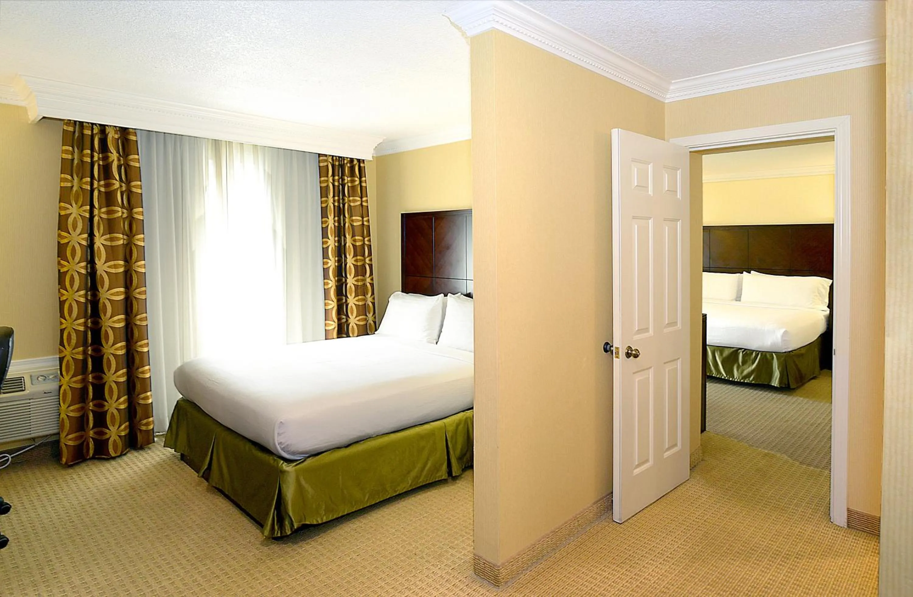 Photo of the whole room, Bed in Holiday Inn & Suites San Mateo - SFO by IHG
