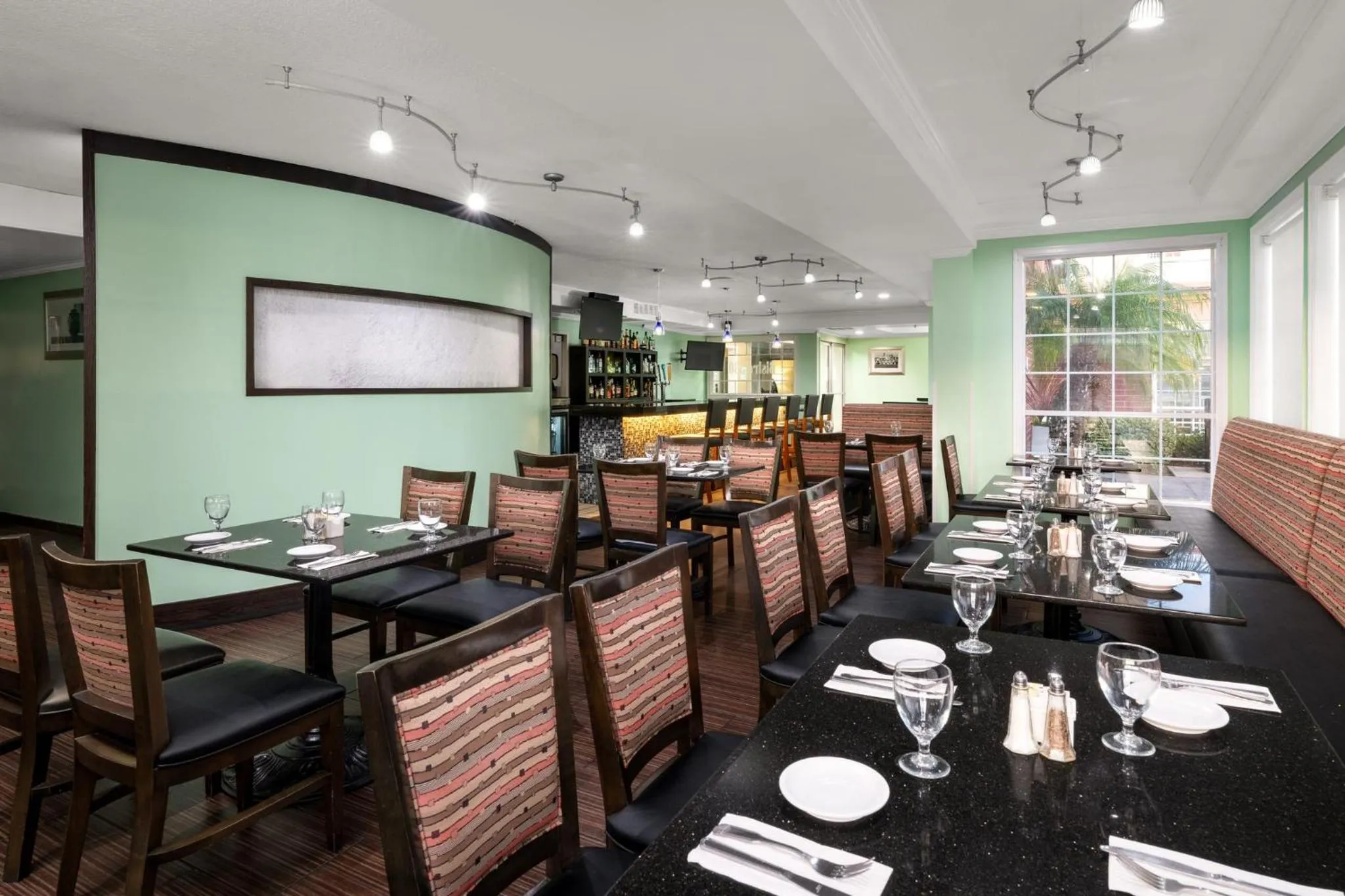 Restaurant/places to eat in Holiday Inn & Suites San Mateo - SFO by IHG