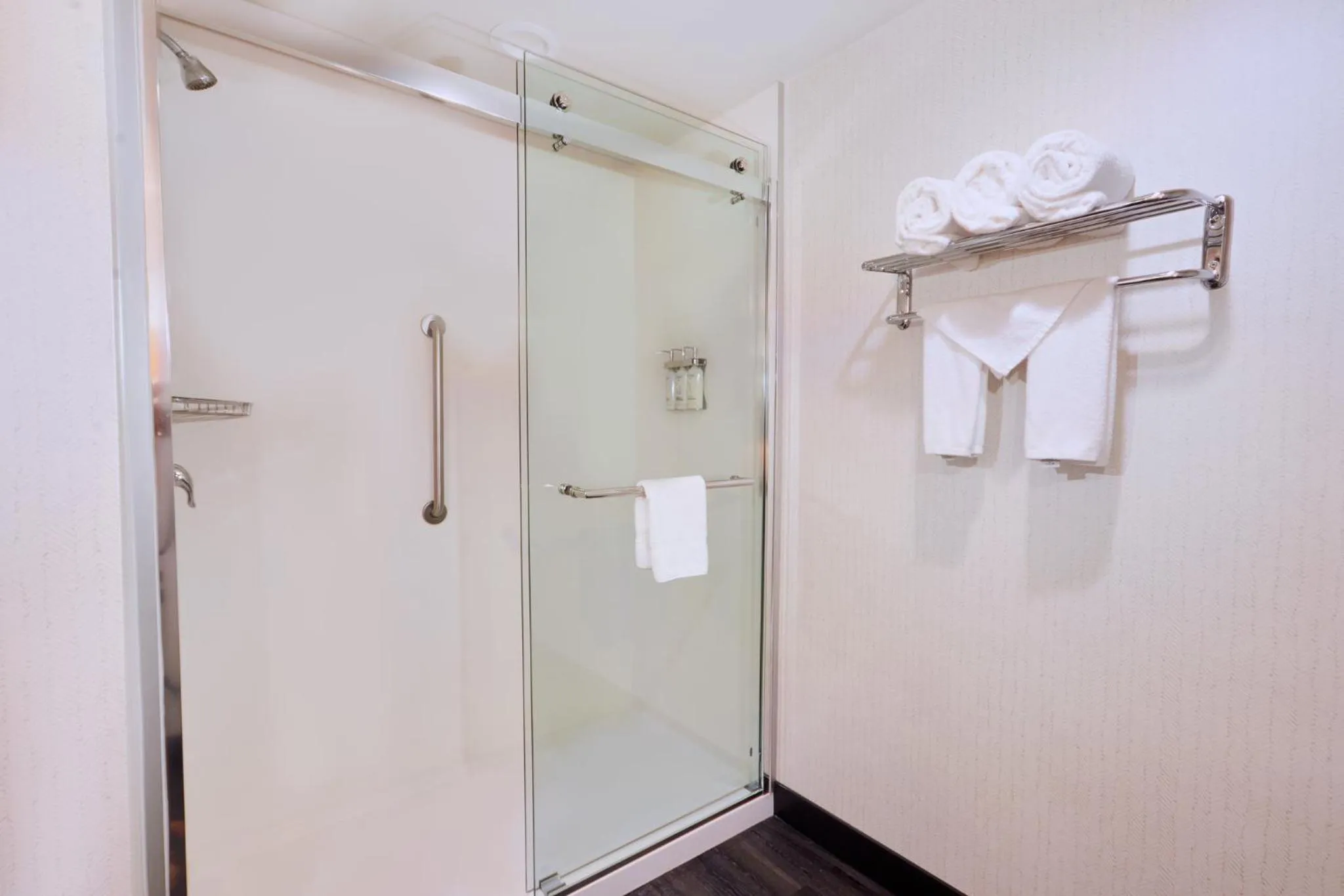 Photo of the whole room in Holiday Inn Oakland Airport by IHG