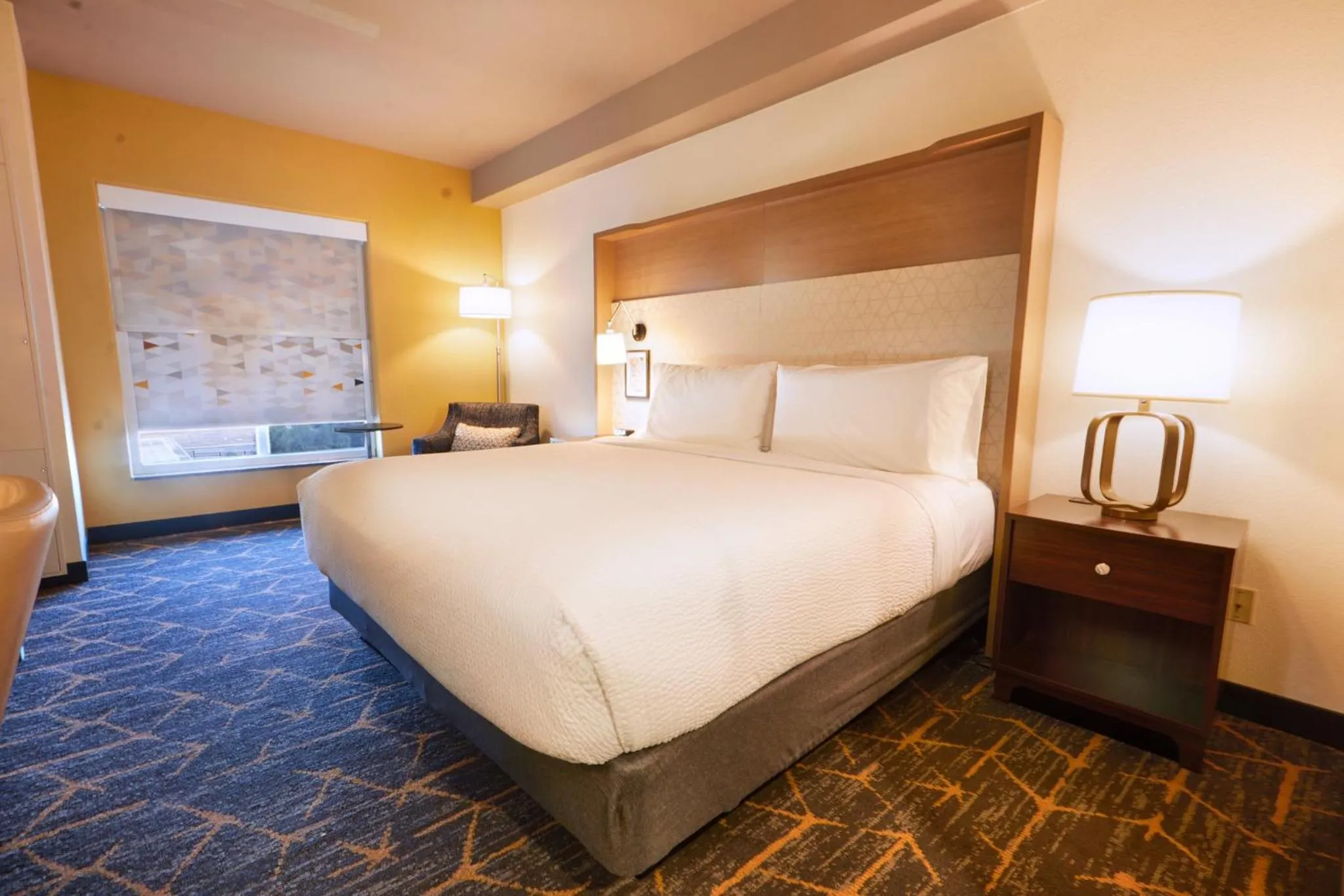 Photo of the whole room, Bed in Holiday Inn Oakland Airport by IHG