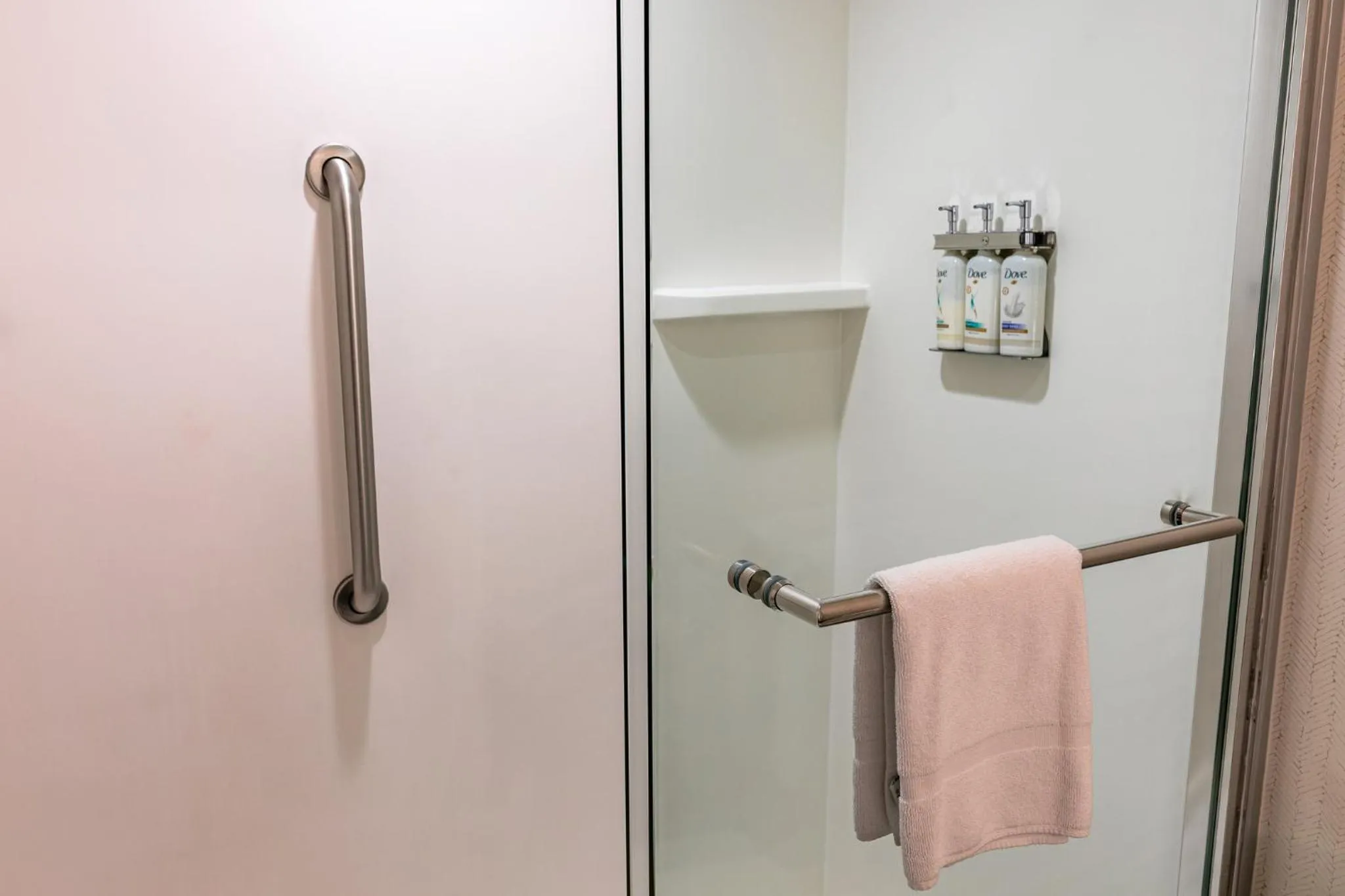 Photo of the whole room in Holiday Inn Oakland Airport by IHG