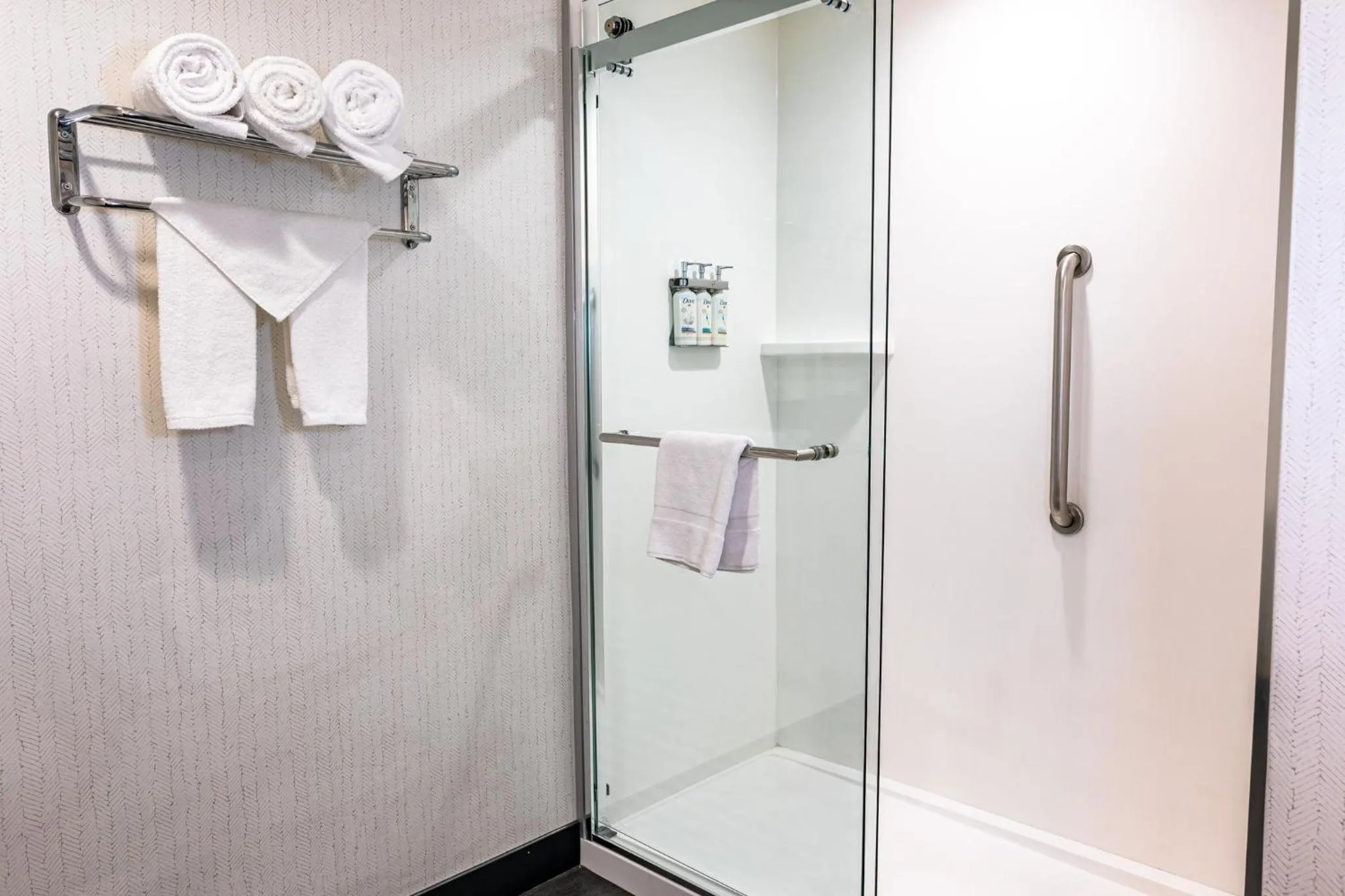 Photo of the whole room in Holiday Inn Oakland Airport by IHG