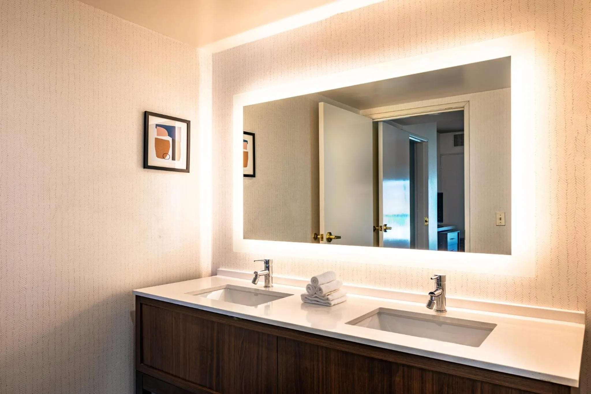 Photo of the whole room in Holiday Inn Oakland Airport by IHG