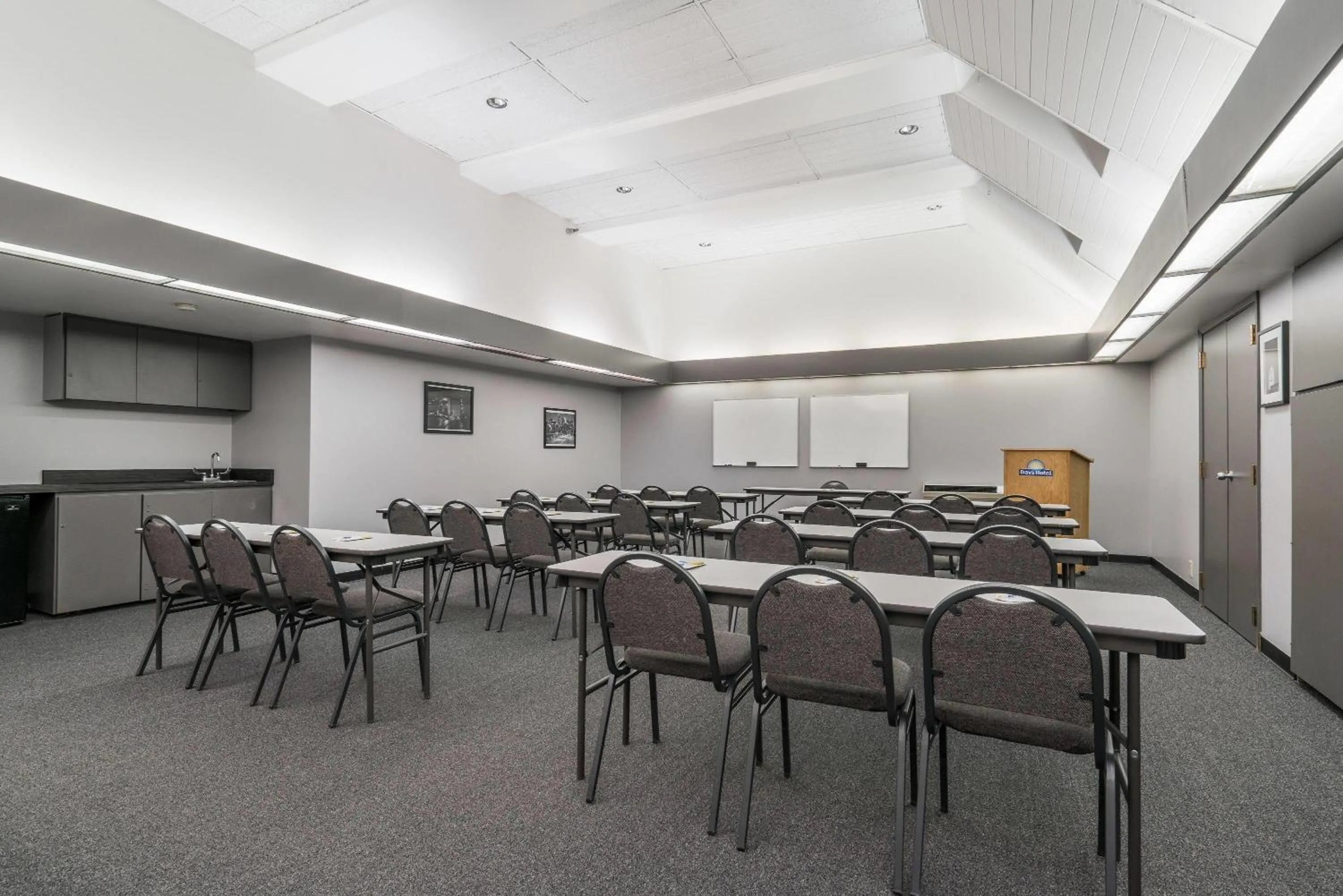 Meeting/conference room in Days Hotel by Wyndham University Ave SE