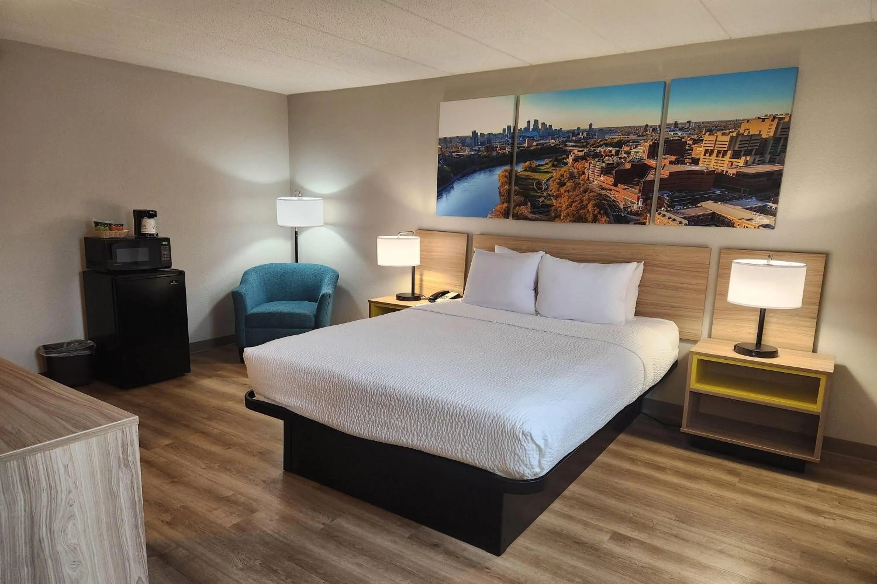 Photo of the whole room, Bed in Days Hotel by Wyndham University Ave SE