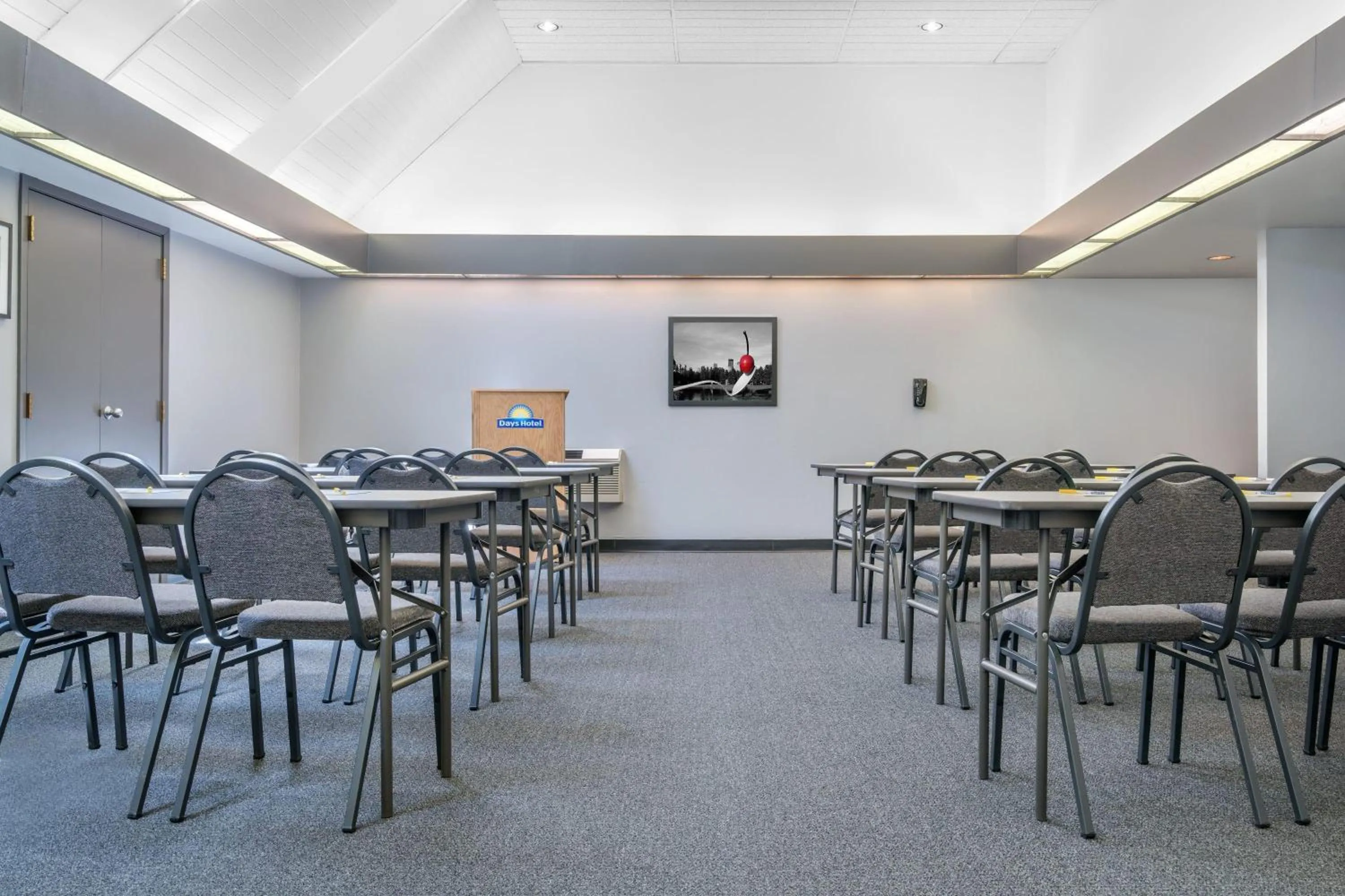 Meeting/conference room in Days Hotel by Wyndham University Ave SE