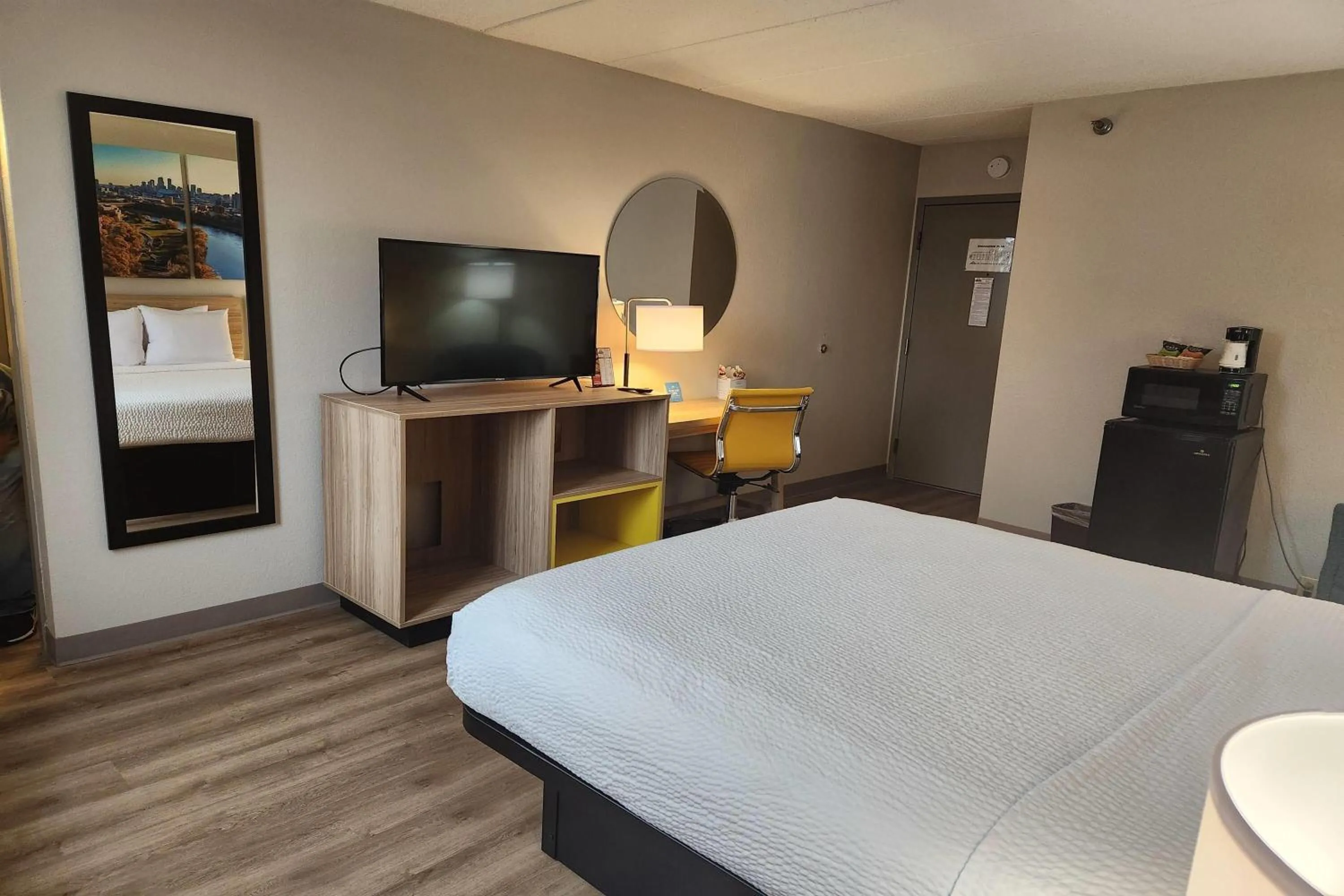 Photo of the whole room, Bed in Days Hotel by Wyndham University Ave SE