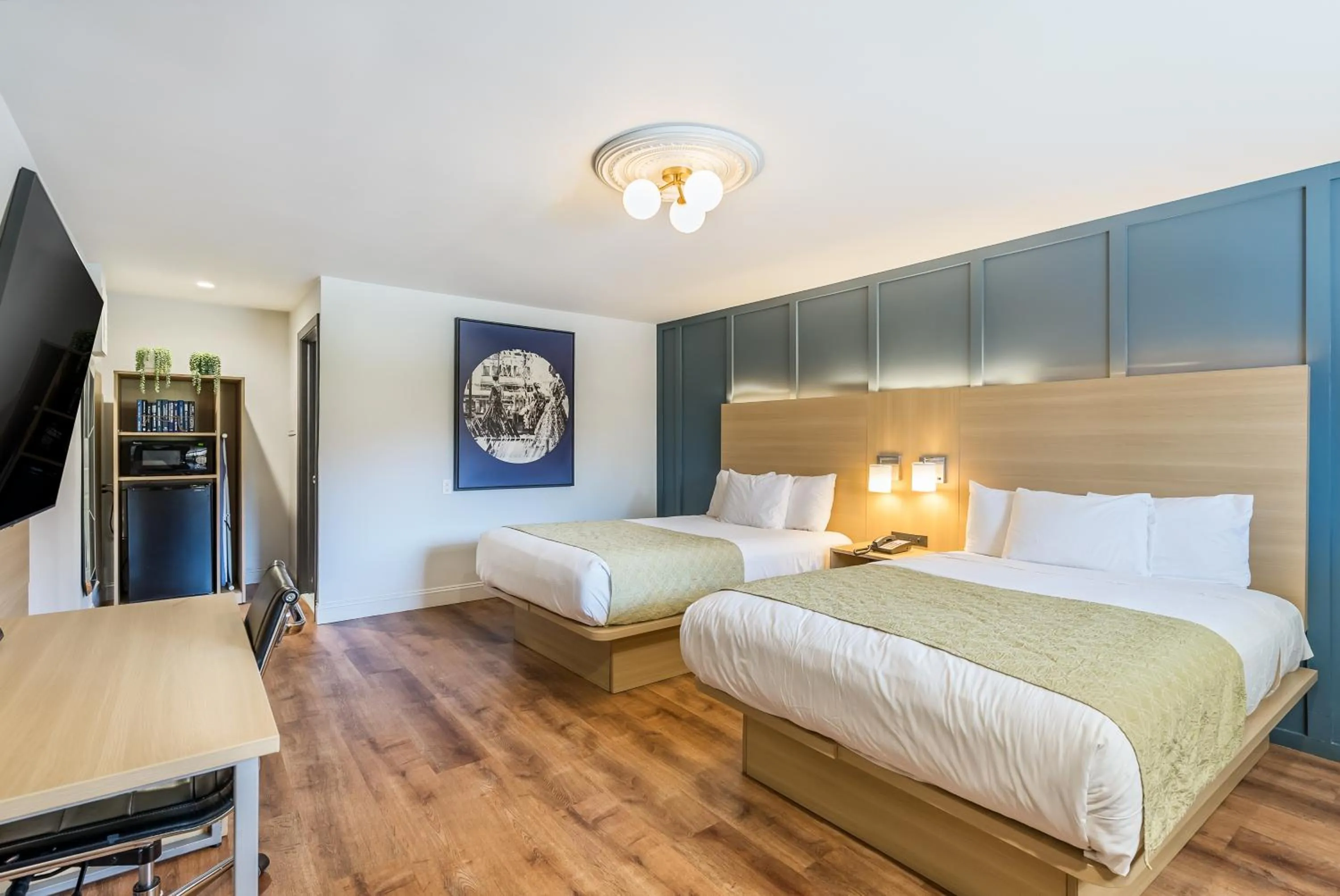 Bed in Ardsley Acres Hotel Court