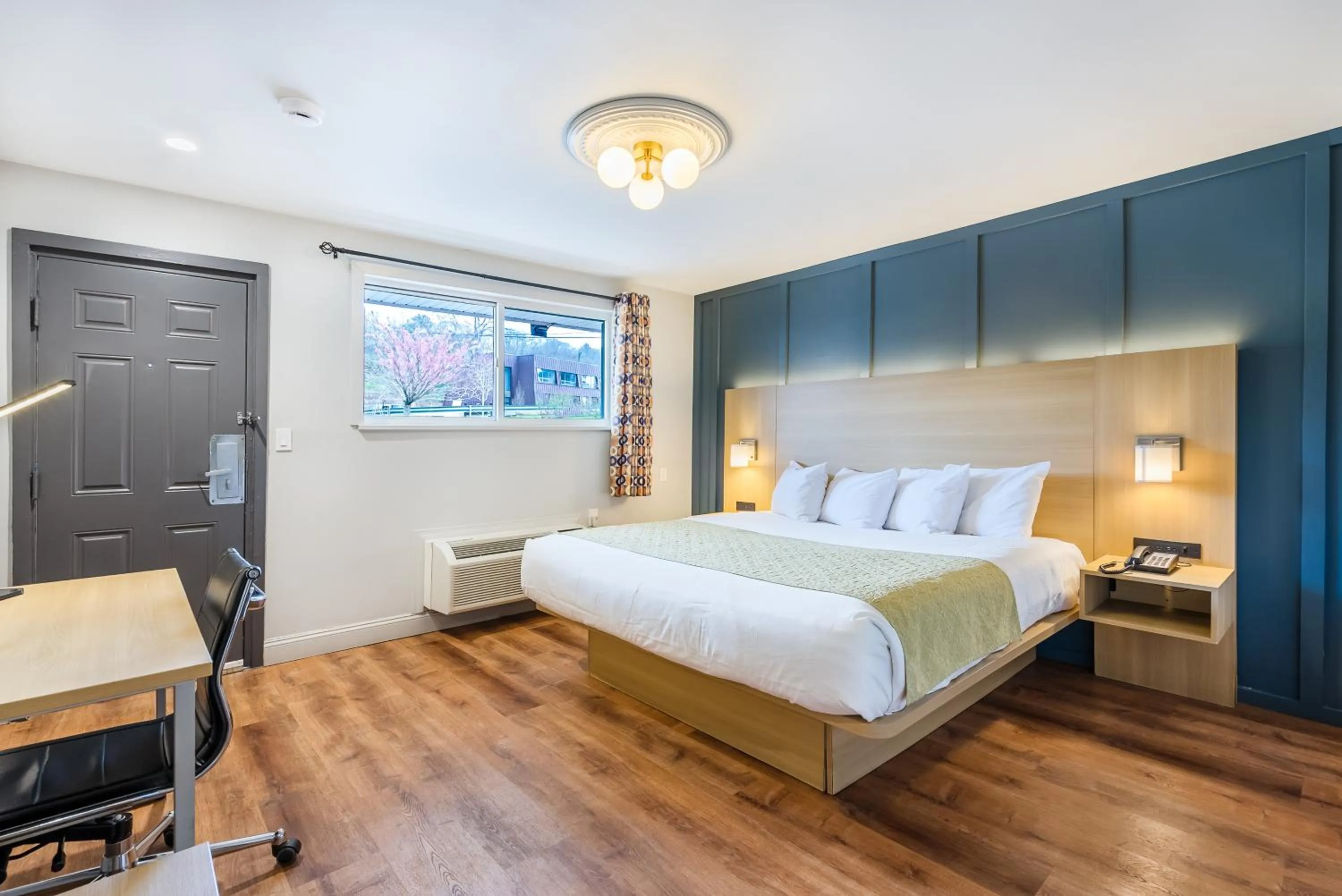 Bed in Ardsley Acres Hotel Court