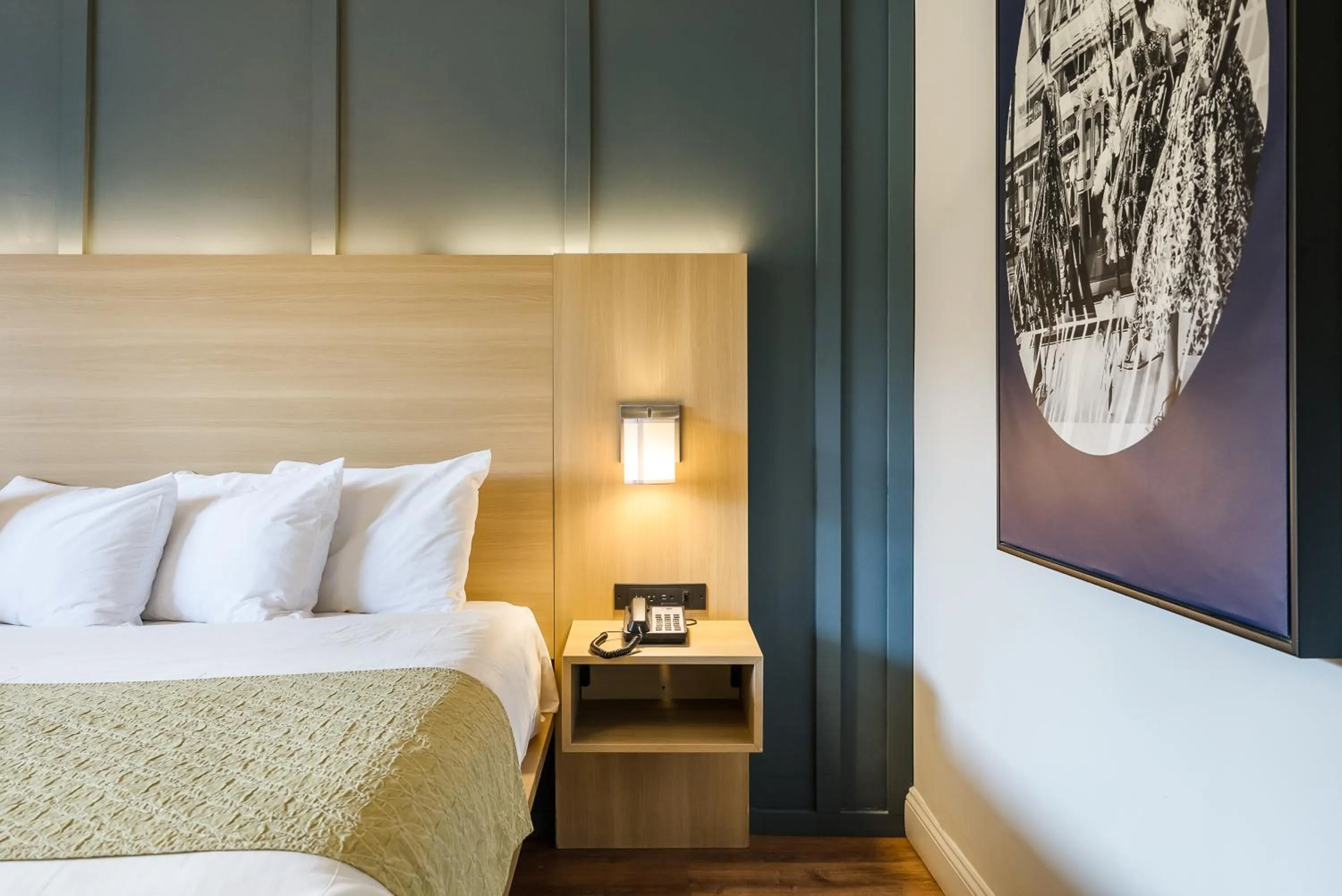 Bed in Ardsley Acres Hotel Court