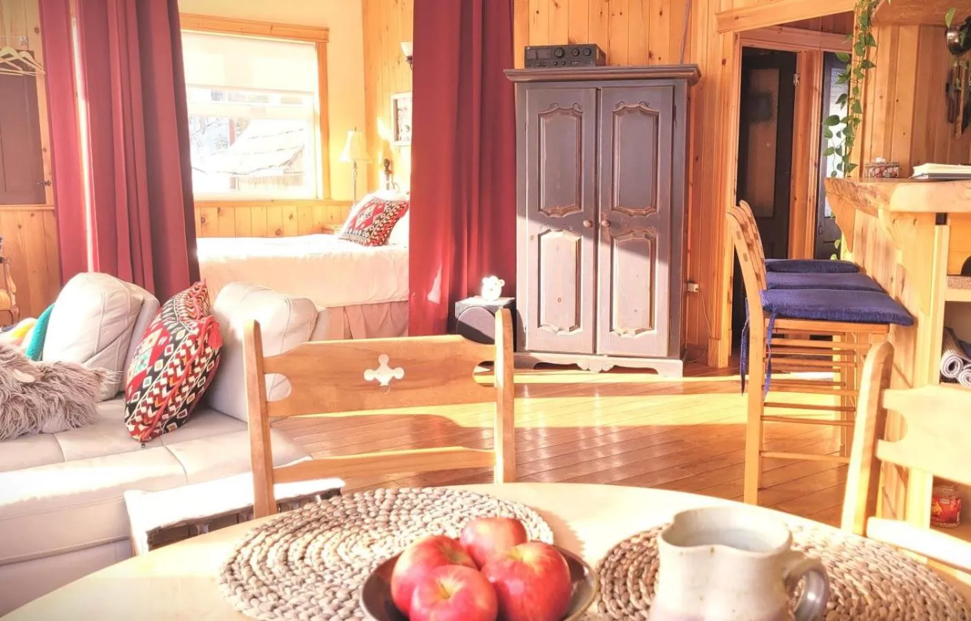 Dining area in La vieille ferme, Écogîte