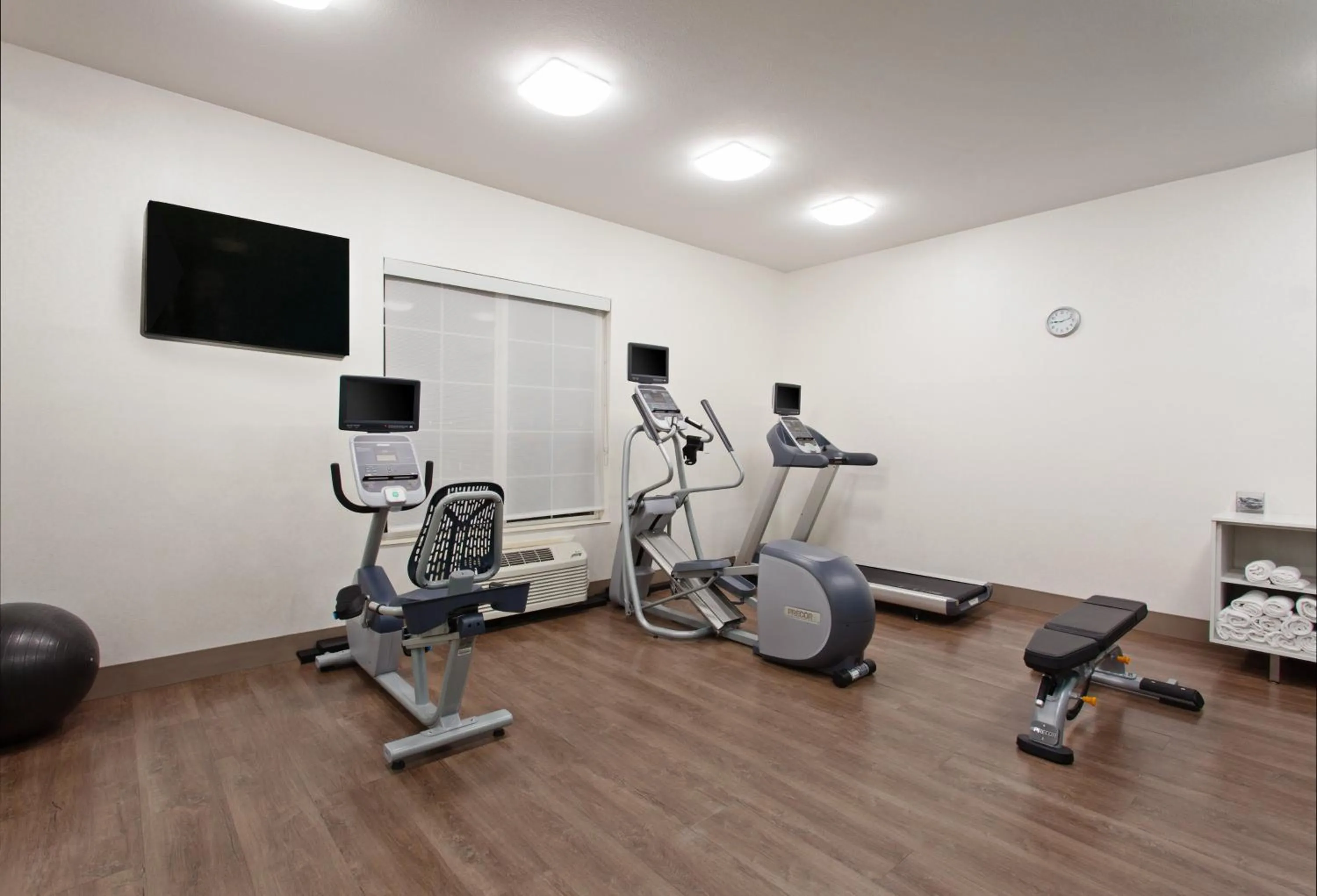 Fitness centre/facilities in Holiday Inn Express & Suites Oakland - Airport by IHG