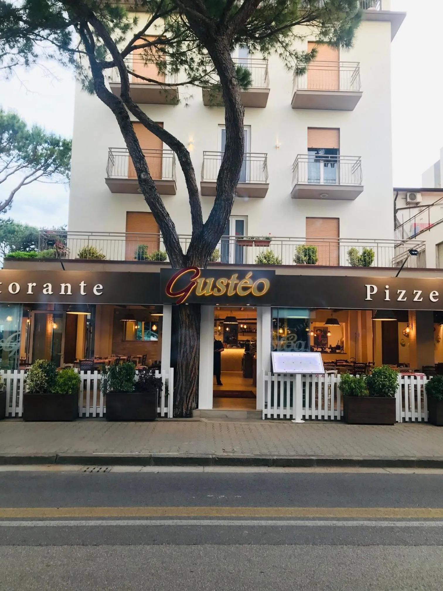 Restaurant/places to eat in Hotel Cristina