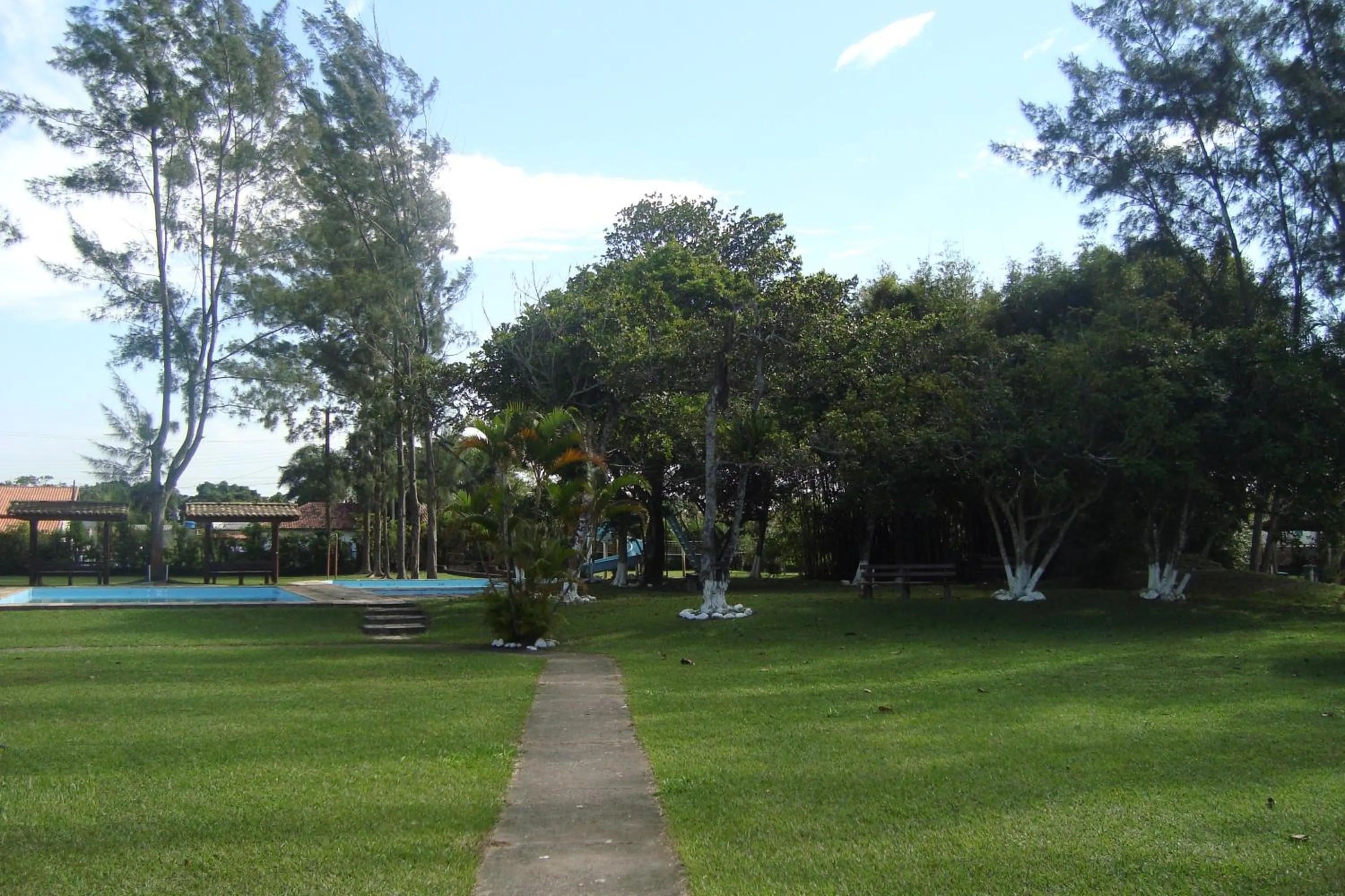 Garden view in Samburá Chalés