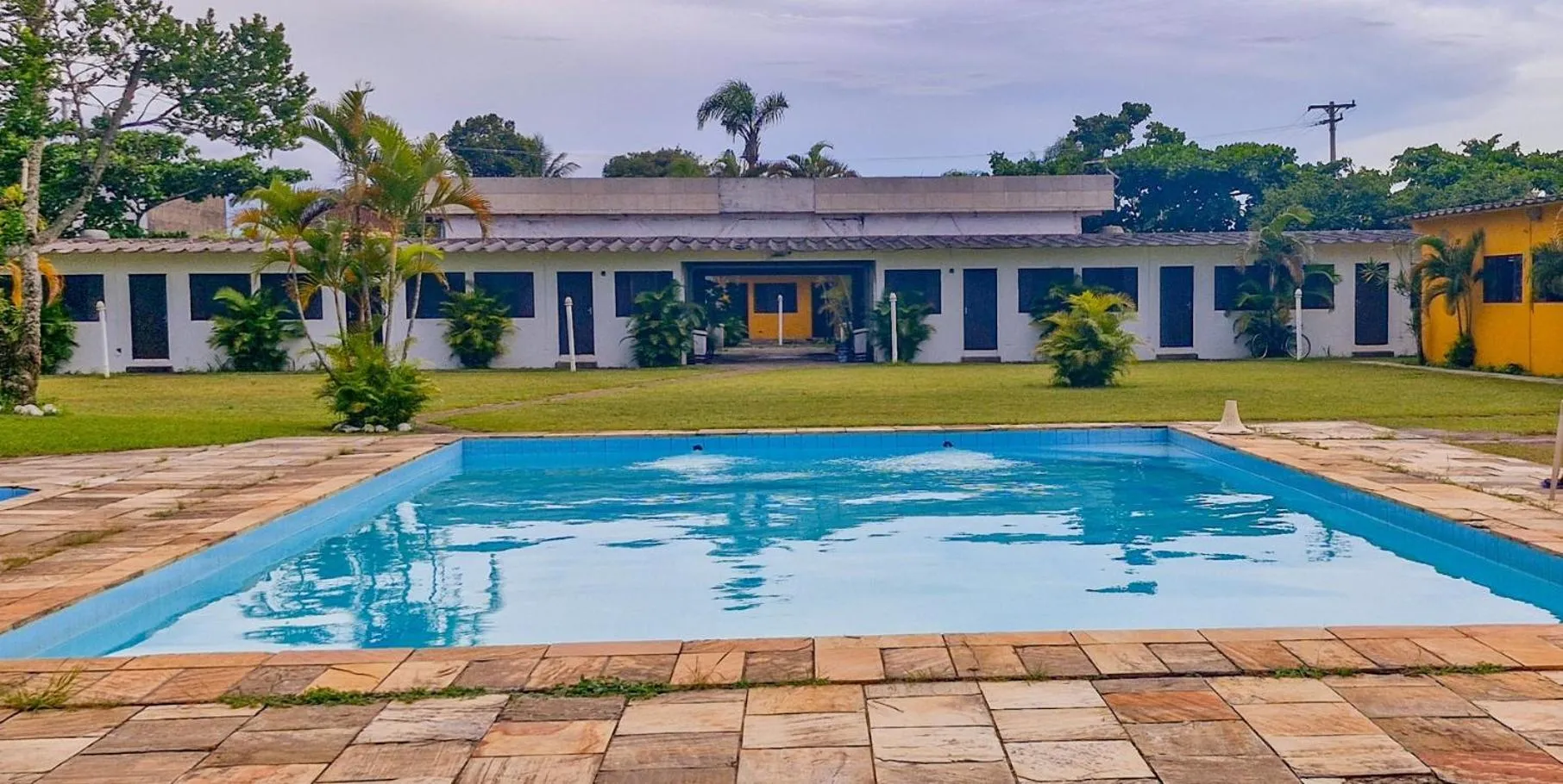 Swimming pool in Samburá Chalés