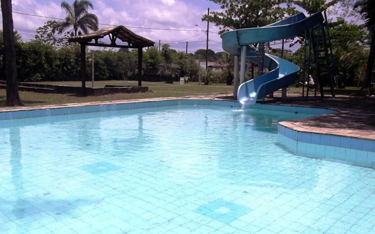 Swimming pool in Samburá Chalés