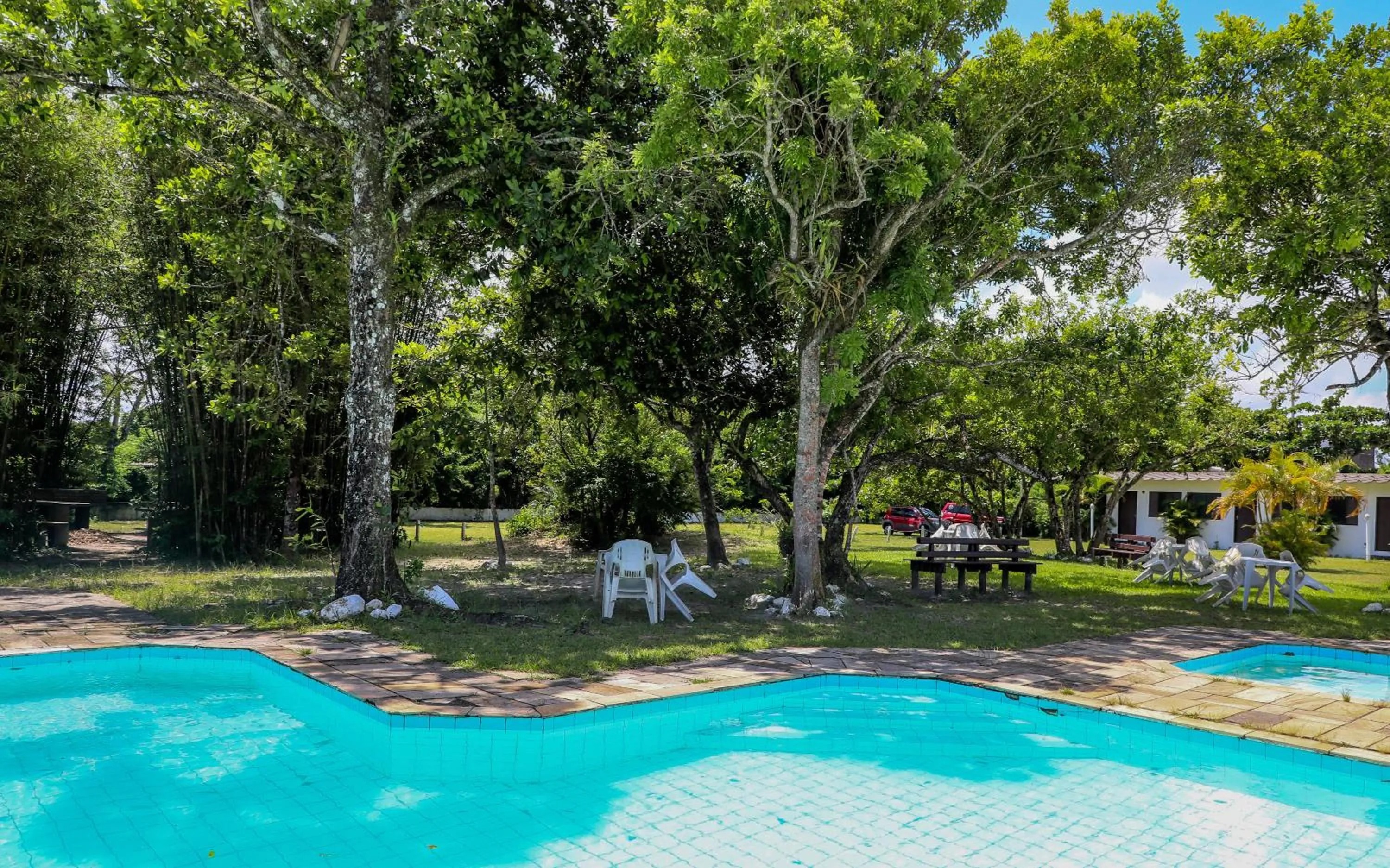 Swimming pool in Samburá Chalés