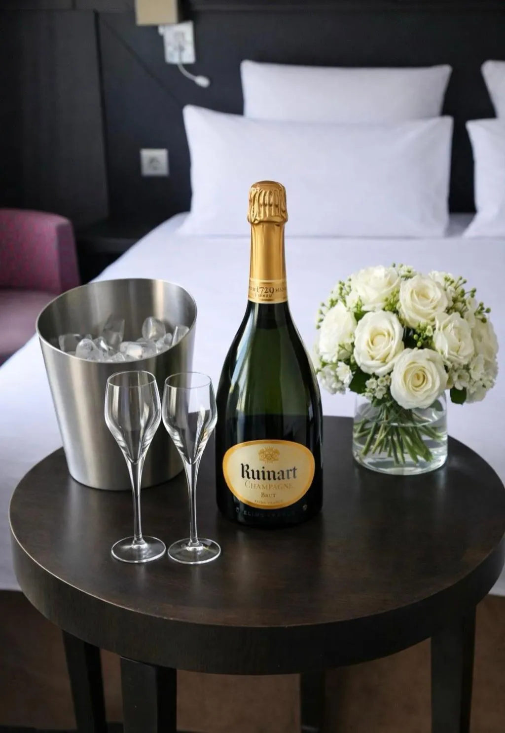 Drinks, Bed in Aéro