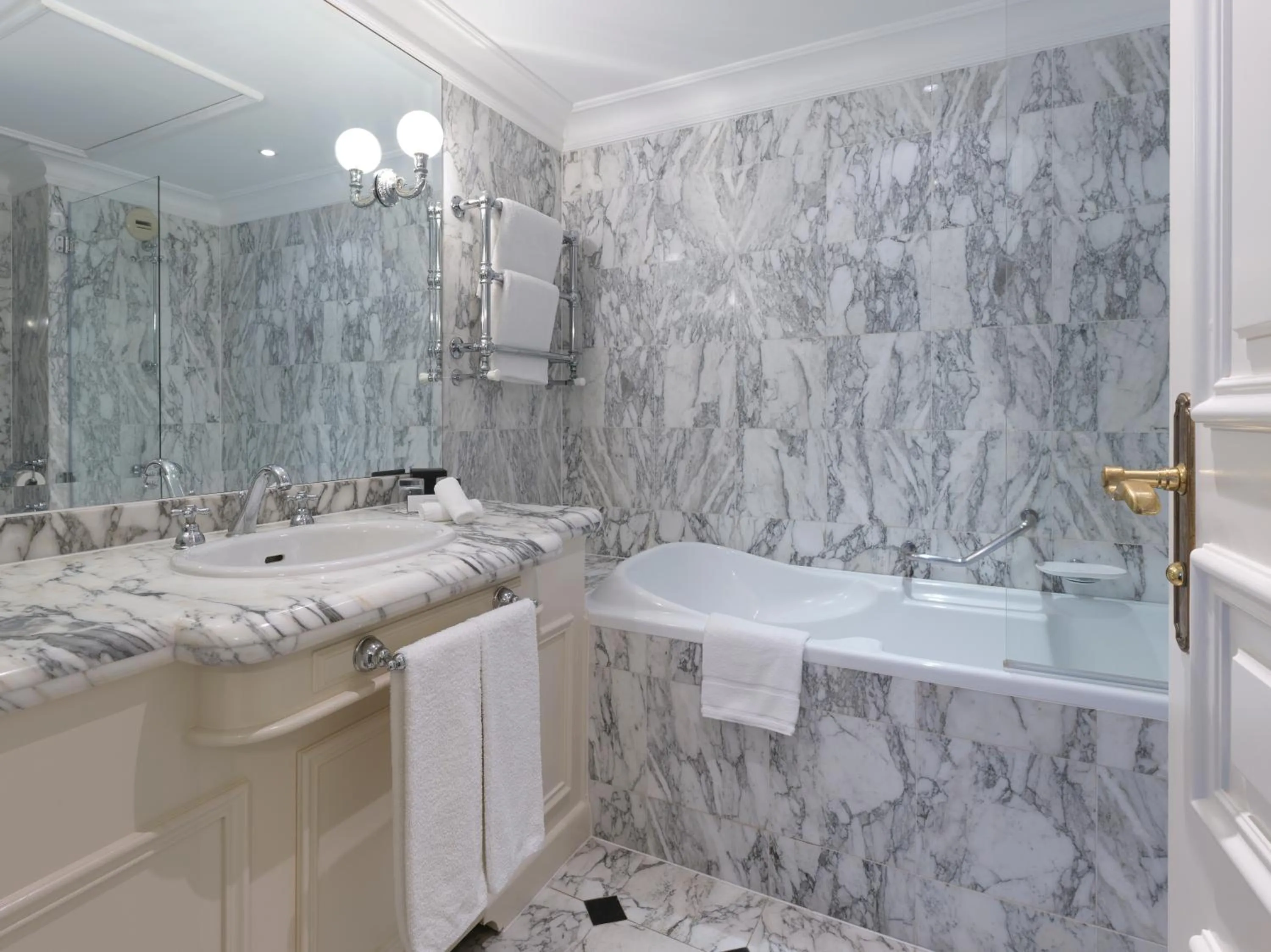 Bathroom in Althoff Hotel Villa Belrose