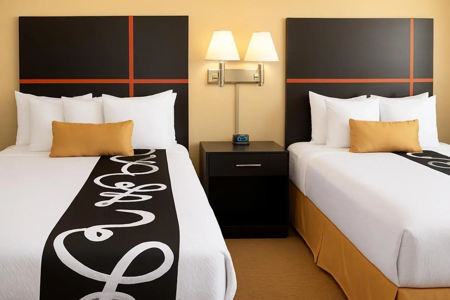 Deluxe Queen Room with Two Queen Beds in Chaparral Motor Inn Deluxe Queen Room with Two Queen Beds in Chaparral Motor Inn