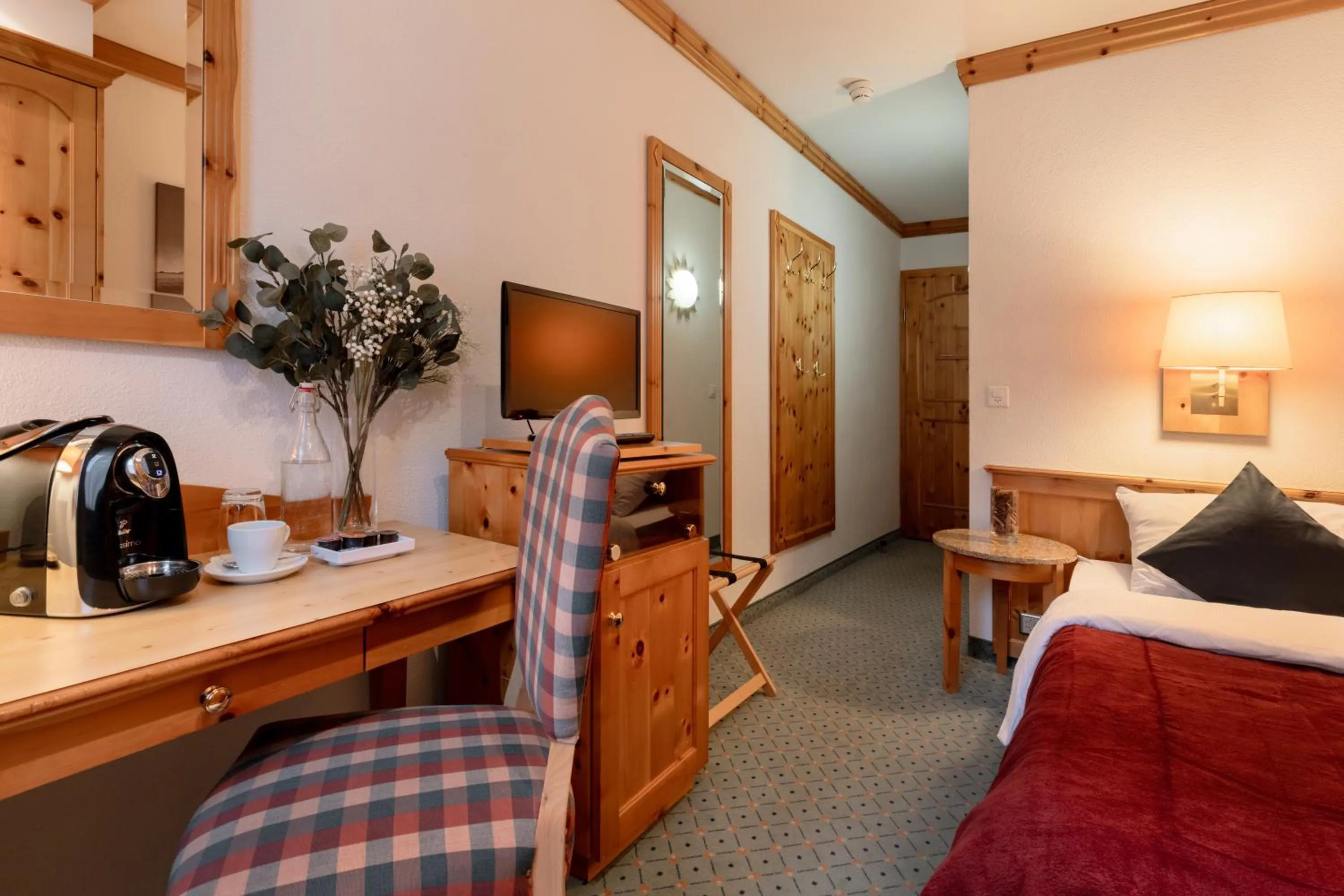 Coffee/tea facilities, Bed in AROSA ALPINE CLUB - Adults only