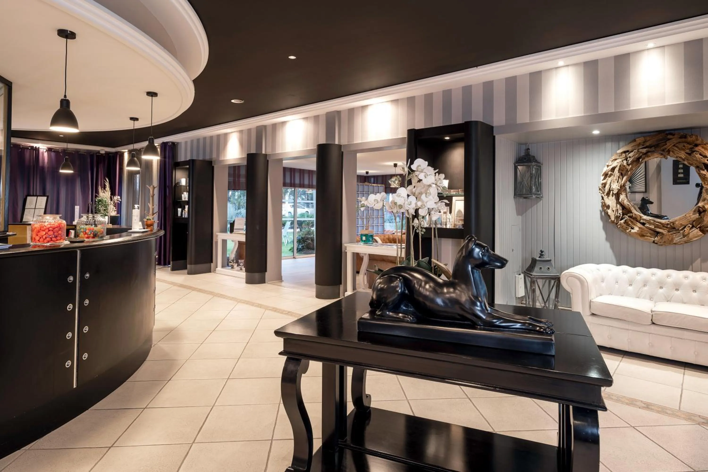 Living room in Hotel Kastel & Spa avec piscine d'eau de mer chauffée et située à 50 m de l'hôtel