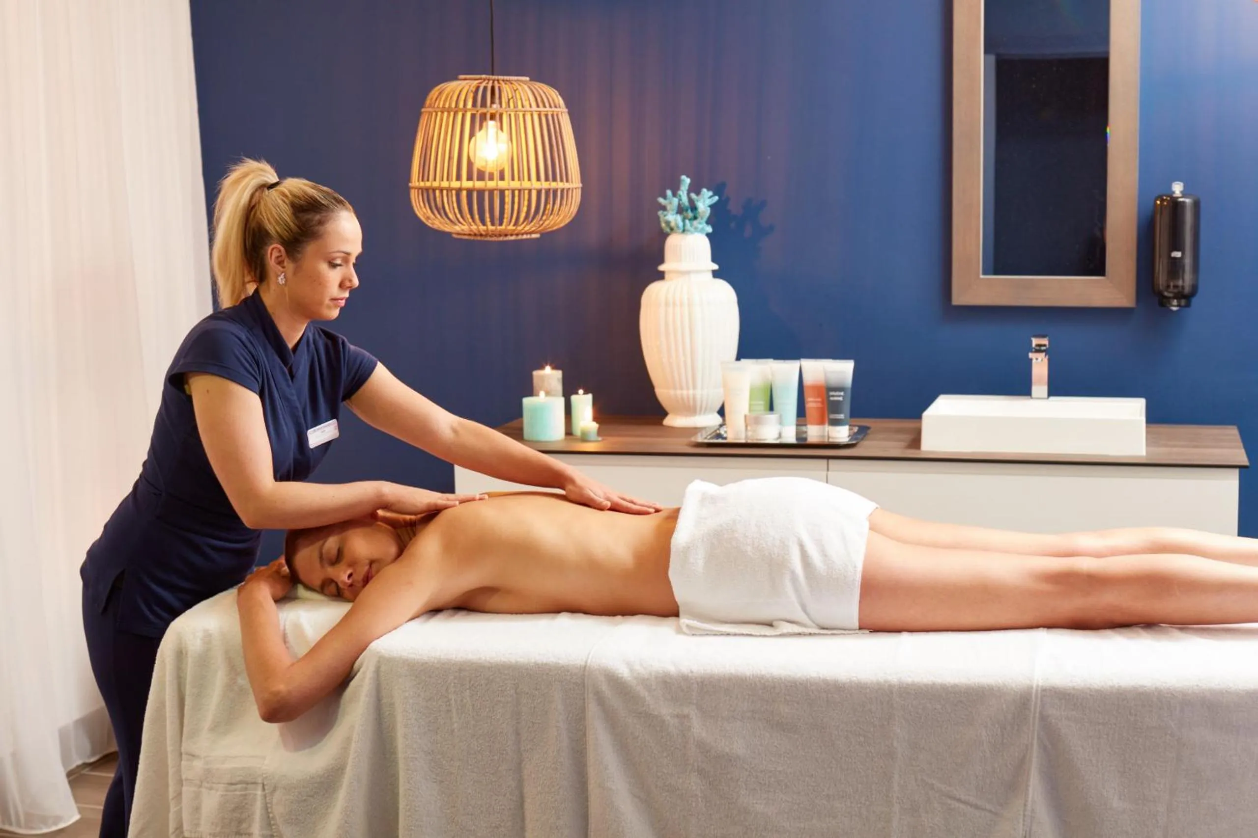 Staff in Hotel Kastel & Spa avec piscine d'eau de mer chauffée et située à 50 m de l'hôtel